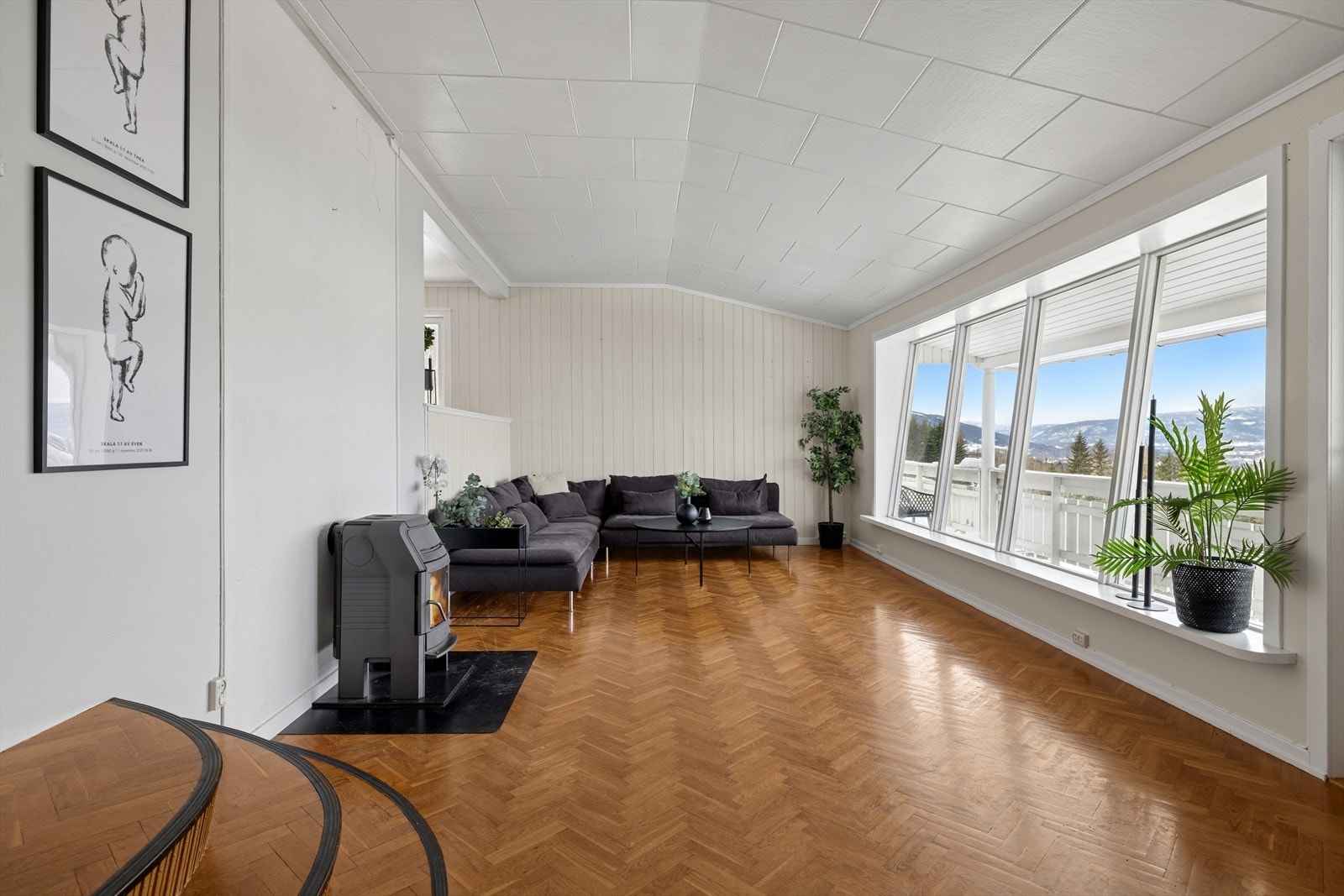 De store vindusflatene slipper inn rikelig med dagslys og rammer inn den nydelige utsikten, noe som gir rommet en lys og behagelig atmosfære gjennom hele dagen. Galleribilde