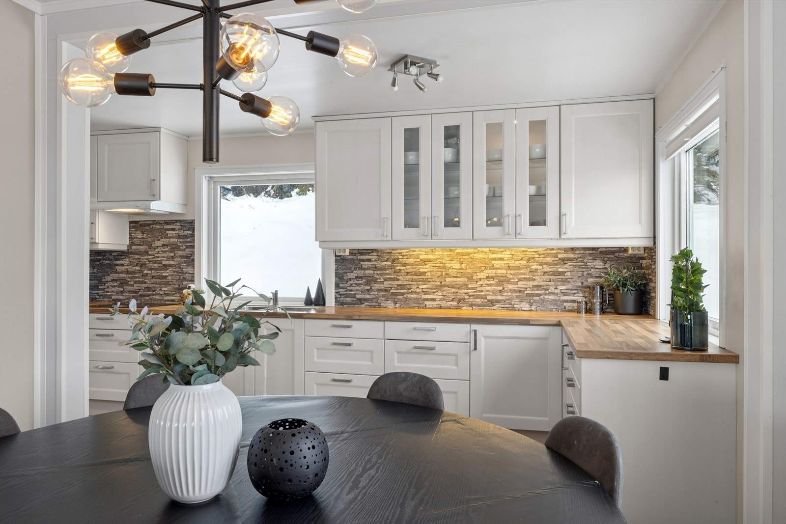 Kjøkkenet er funksjonelt utrustet med avtrekksvifte som fører direkte ut i yttervegg, samt hvitevarer som platetopp, kjøl-/fryseskap og oppvaskmaskin. I tillegg er det et høyskap med stekeovn plassert i praktisk brystningshøyde. Galleribilde