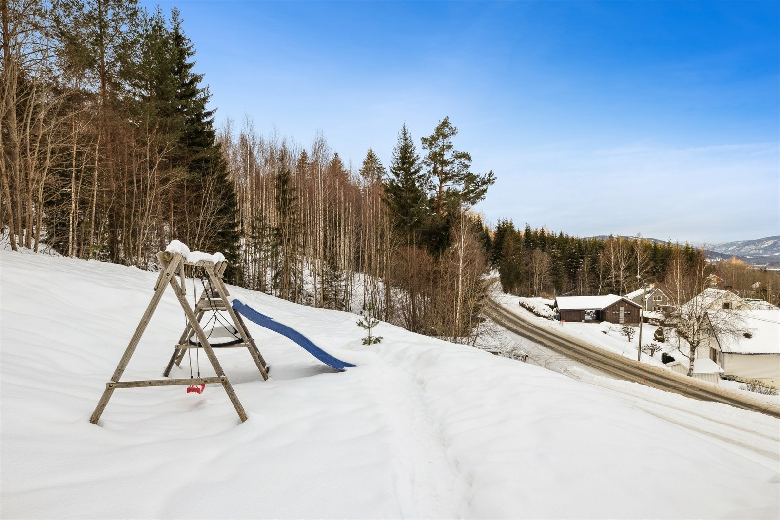 Eiendommen ligger på en selveiertomt med attraktiv beliggenhet langs Søndre Vestsidaveg i Notodden kommune. Her bor du i landlige og rolige omgivelser, omgitt av spredt boligbebyggelse og vakker natur som gir en behagelig og tilbaketrukket atmosfære. Galleribilde