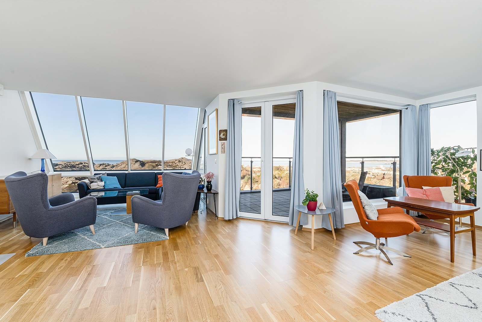 Romslig åpen stue- og kjøkkenløsning. Galleribilde