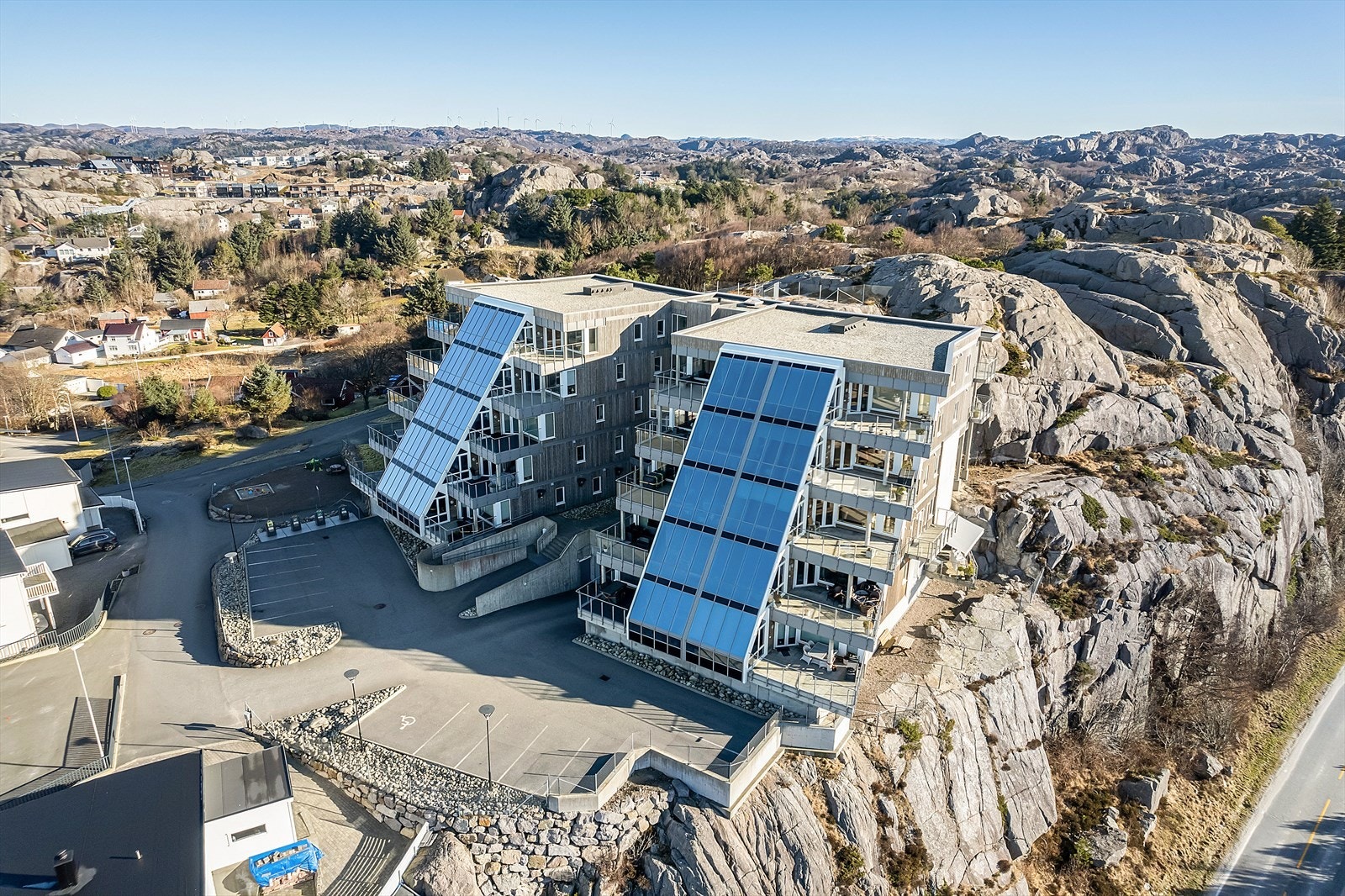 Kråfjellet 9 har en rolig og fin beliggenhet i et attraktivt og etablert boligområde på Sirevåg i Hå kommune. Galleribilde