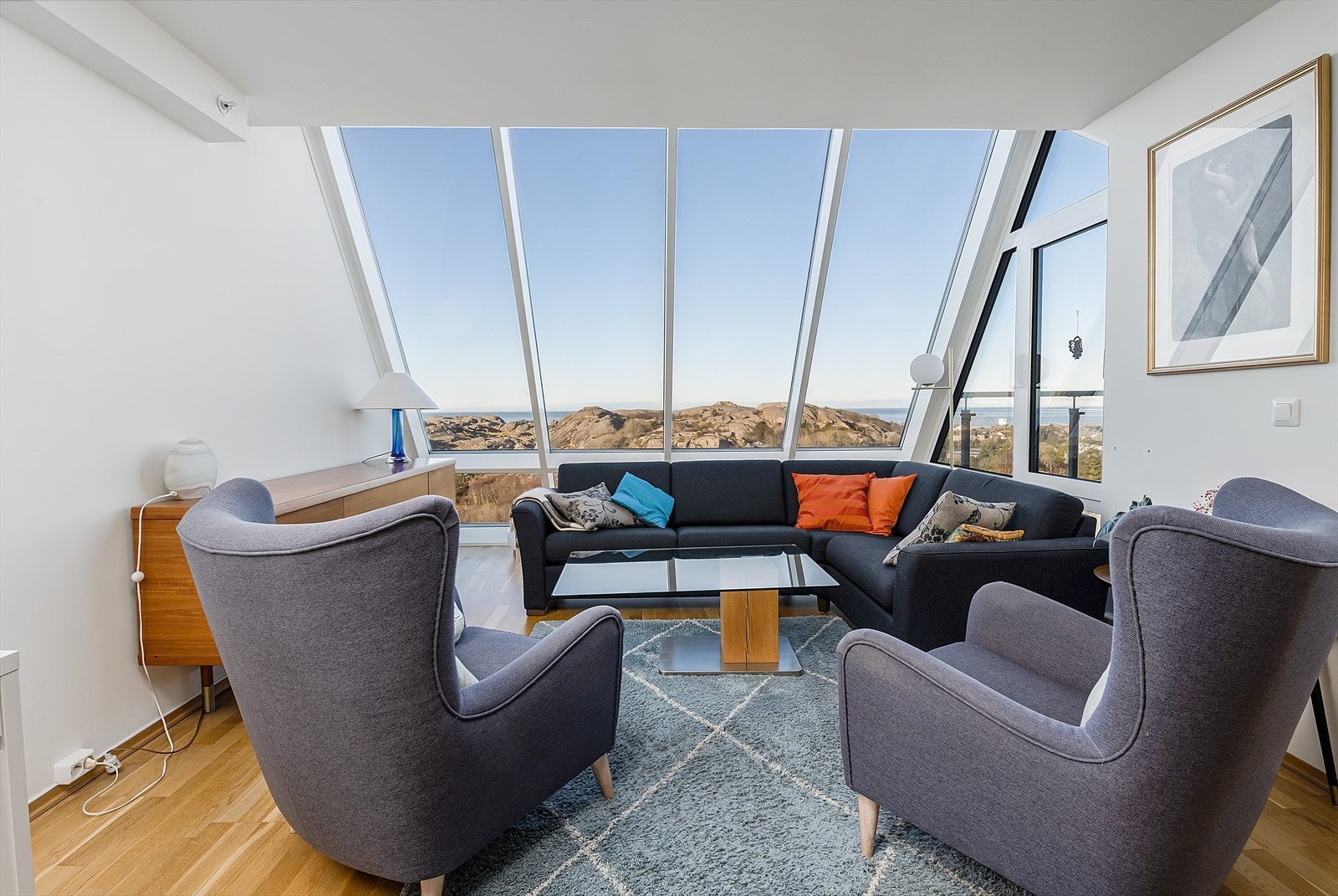 Stuen er lys og luftig, med flott utsikt og utgang til balkong. Galleribilde