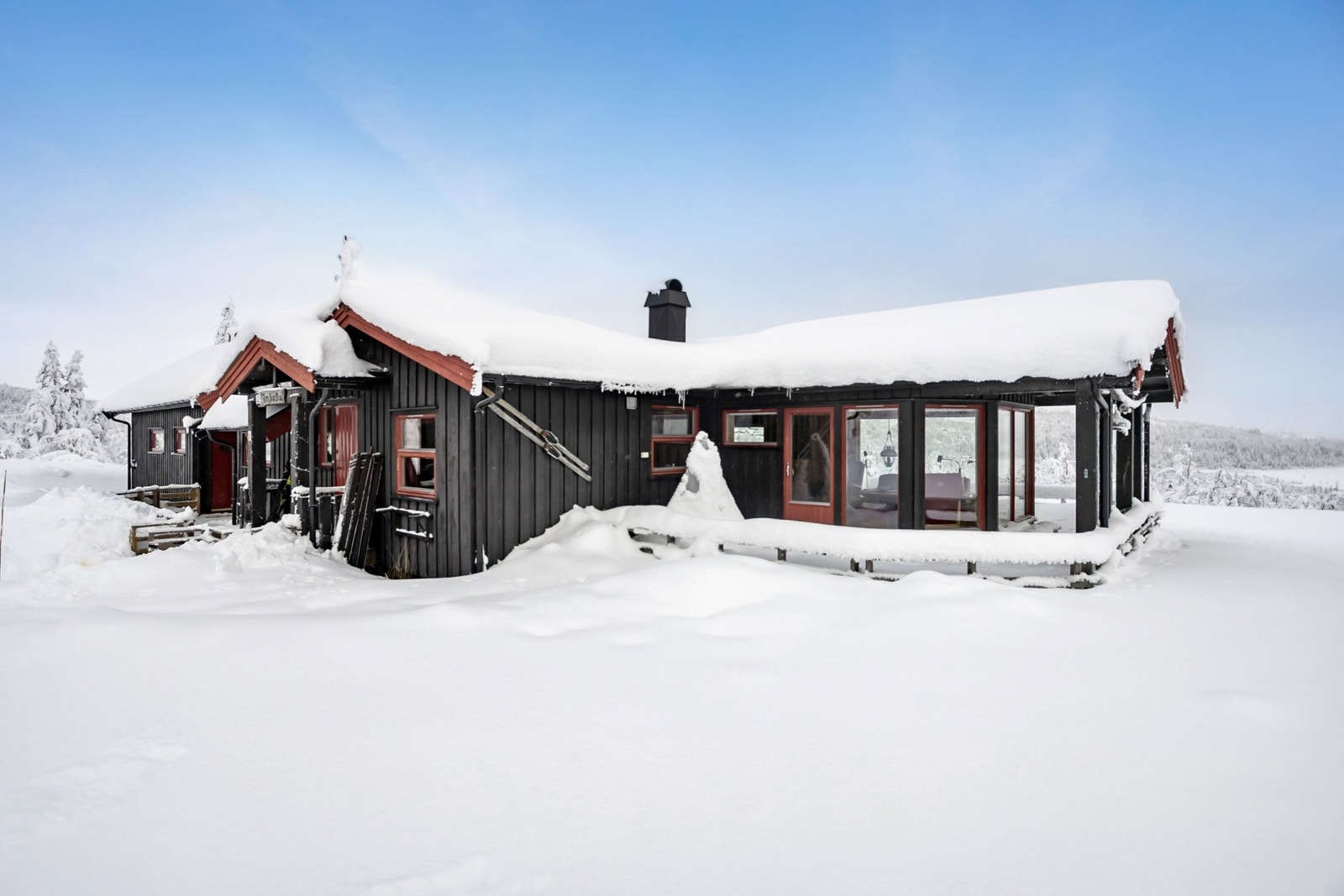 Hytta ligger usjenert til med flott utsikt og stor solrik terrasse rundt hele stua. Galleribilde