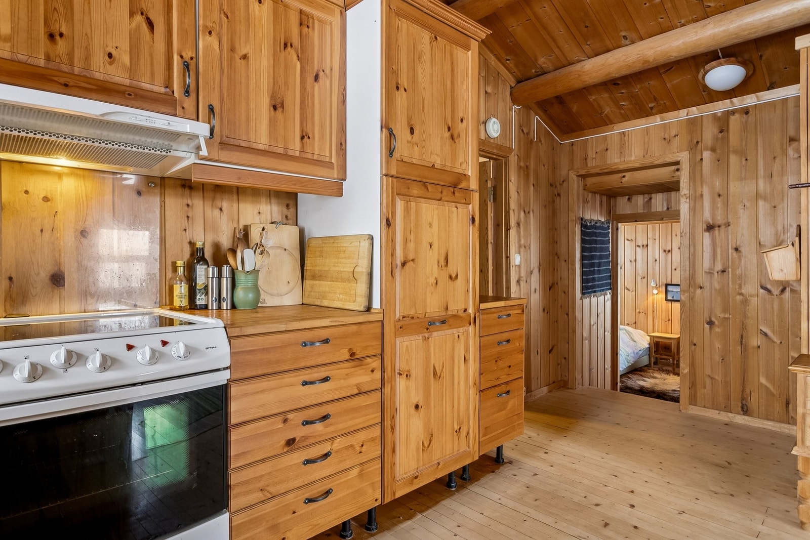 Kjøkkenet har godt med skapplass Galleribilde