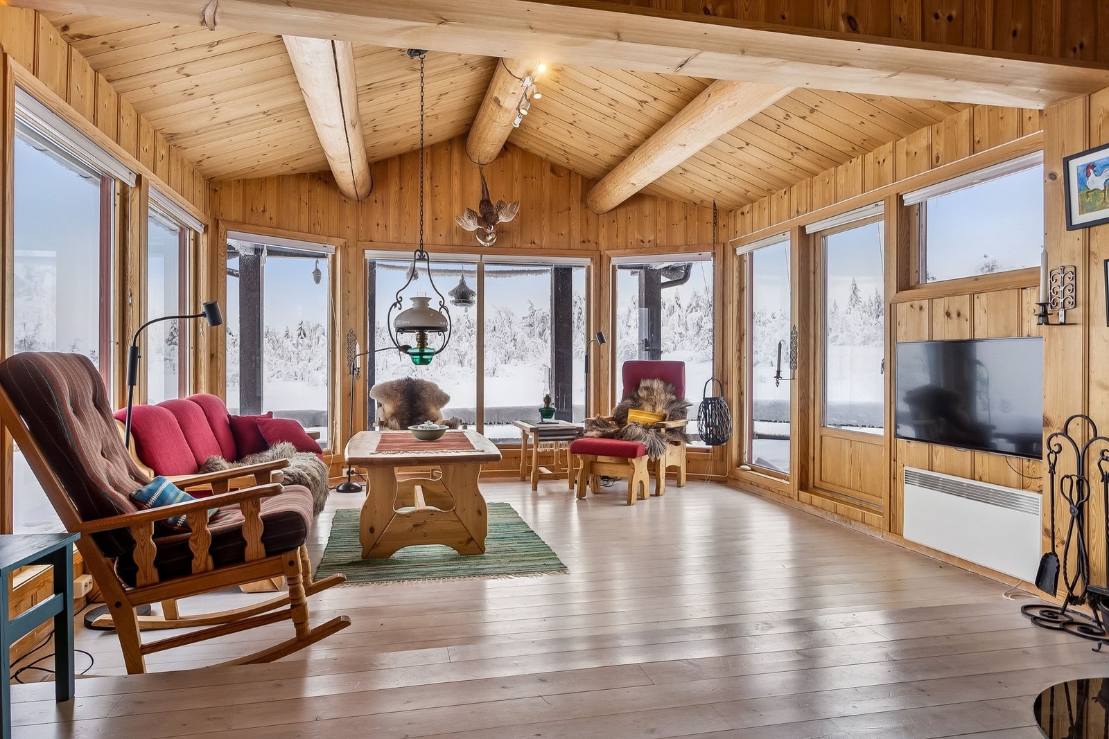 Stua med panoramavinduer og åser i taket Galleribilde