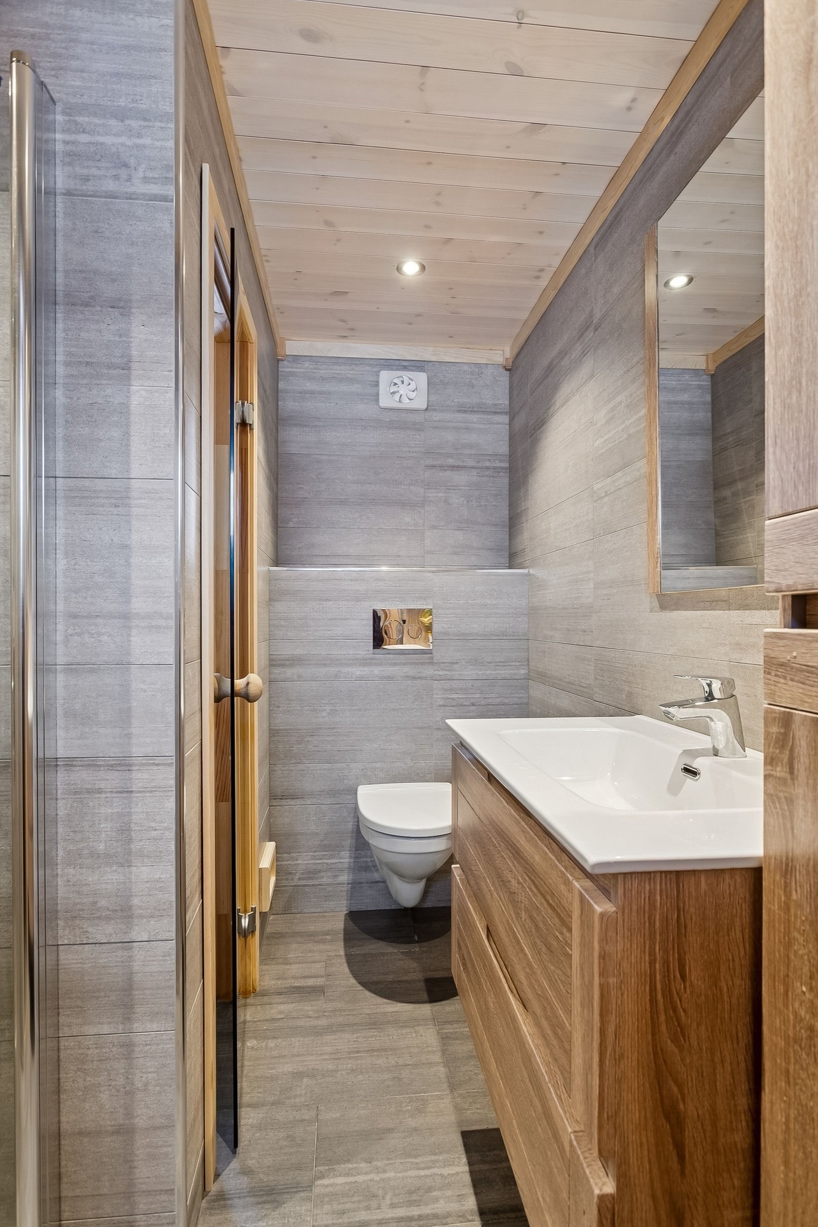 Tilbygget har eget bad, flislagte vegger og gulv (varmekabler), vegghengt vannklosett, dusj, stor vask og stort skap/skuffer. Inngang til liten badstue Galleribilde