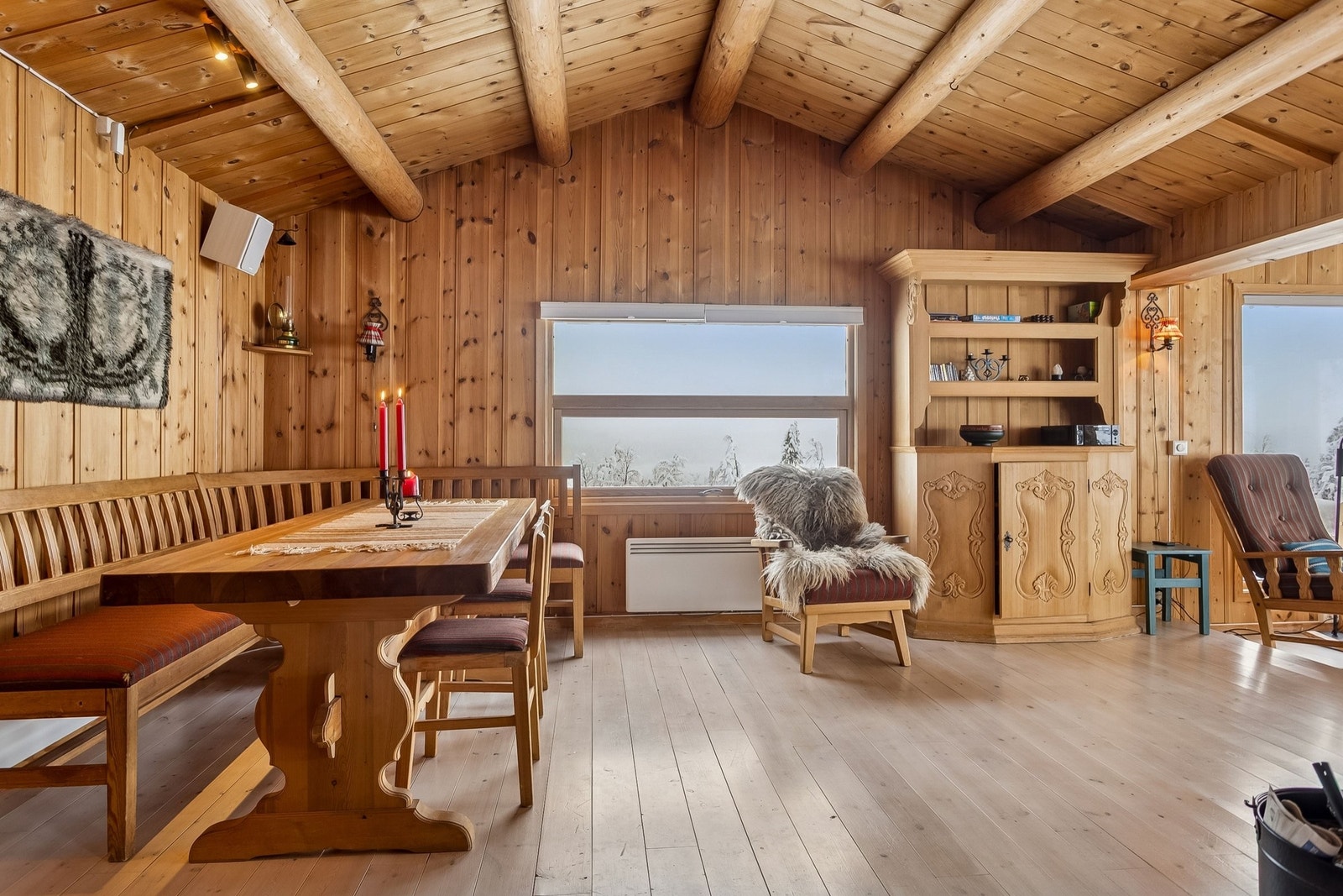 God plass til langbord i spisestua Galleribilde