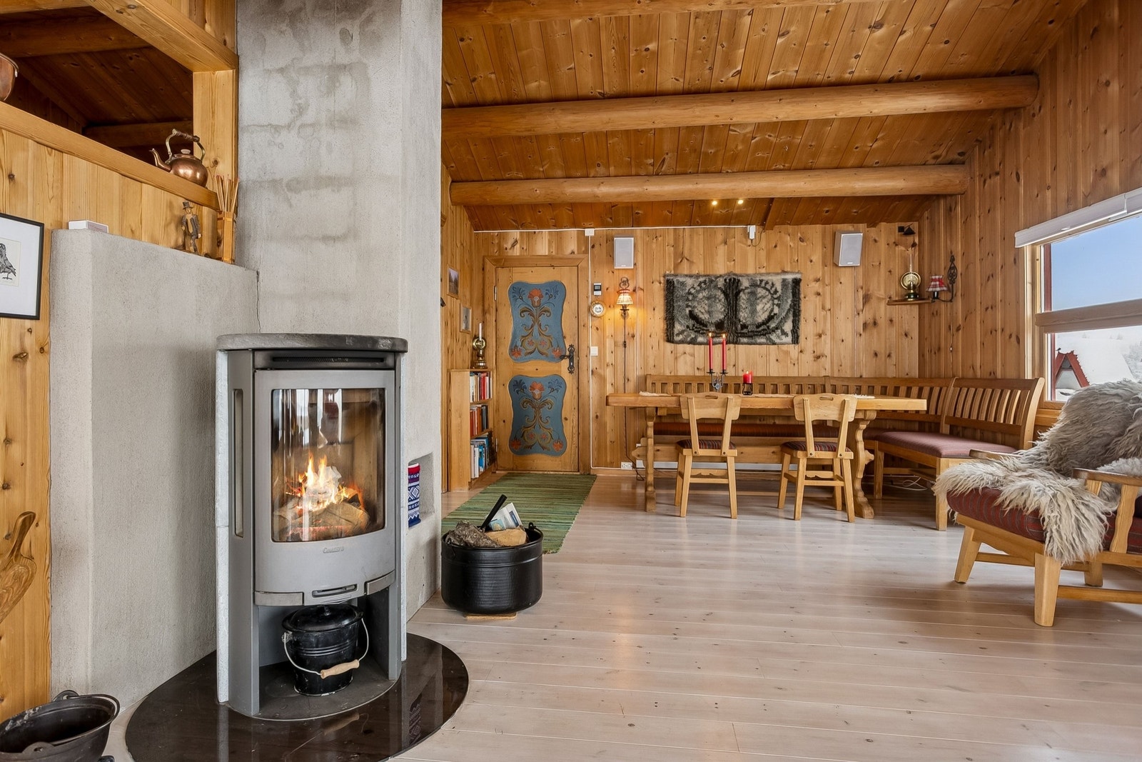 Effektiv peisovn med kleberstein i stua Galleribilde