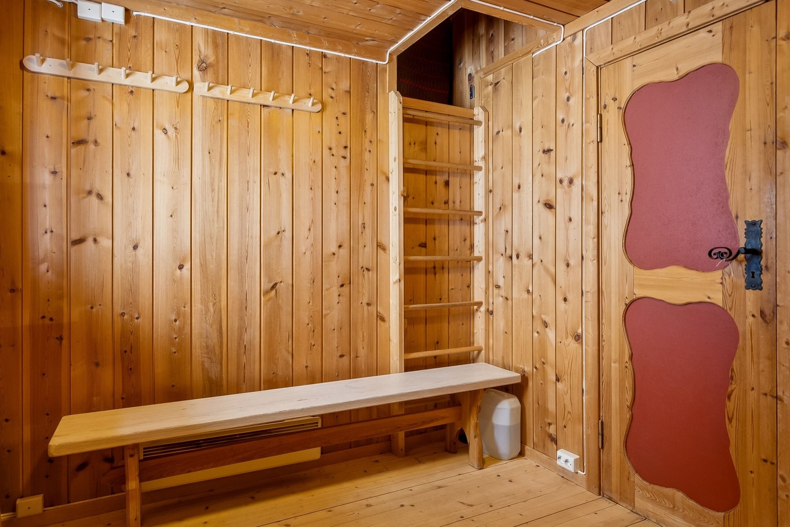 Fra entreen er det stige opp til hems med mulighet for 2 soveplasser og/eller til oppbevaring. Galleribilde