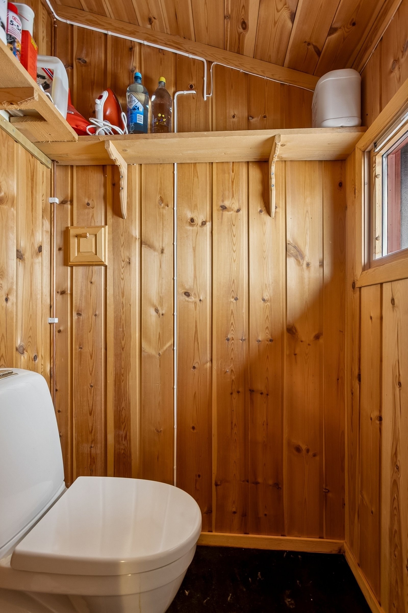 Eget toalettrom med vannklosett. Oppdalsskifer på gulv med varmekabler. Galleribilde