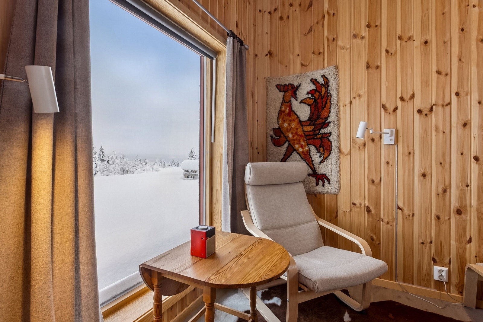 Det er pipe i veggen slik at det er mulig å sette inn ovn/peisovn i rommet Galleribilde