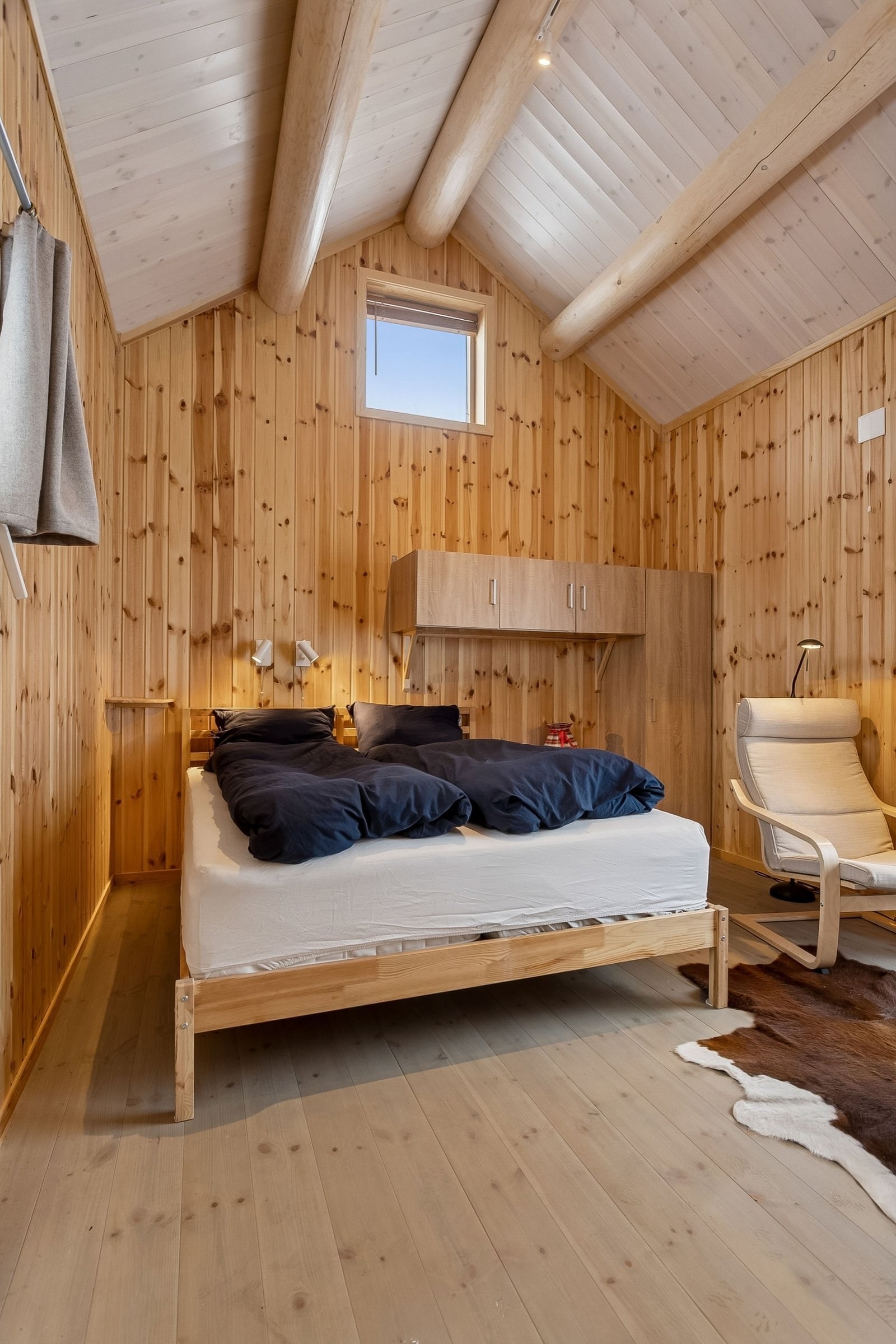 Soverommet har ekstra takhøyde med kraftige åser. På det høyeste 3,8 m slik at det er mulig å lage en halv etasje for ekstra sengeplass eller eget arbeidsrom Galleribilde