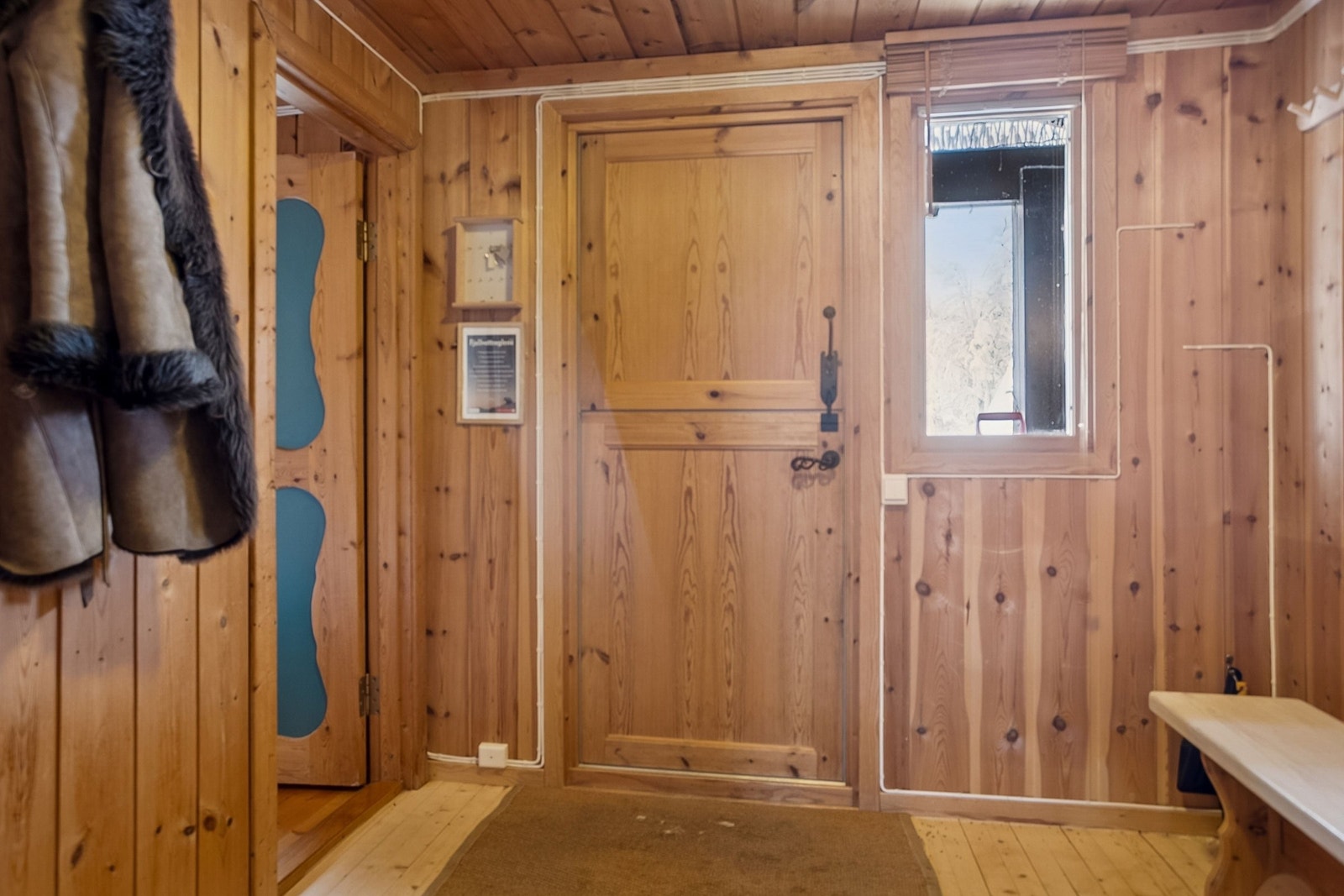 Velkommen inn til en romslig entre. Dør til soverom 2 til venstre. Røros todelt stalldør som utgangsdør. Galleribilde