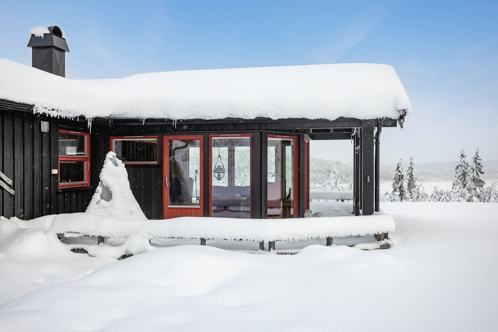 Hytta har store panoramavinduer øst, syd og vest uten gjenboere. Galleribilde