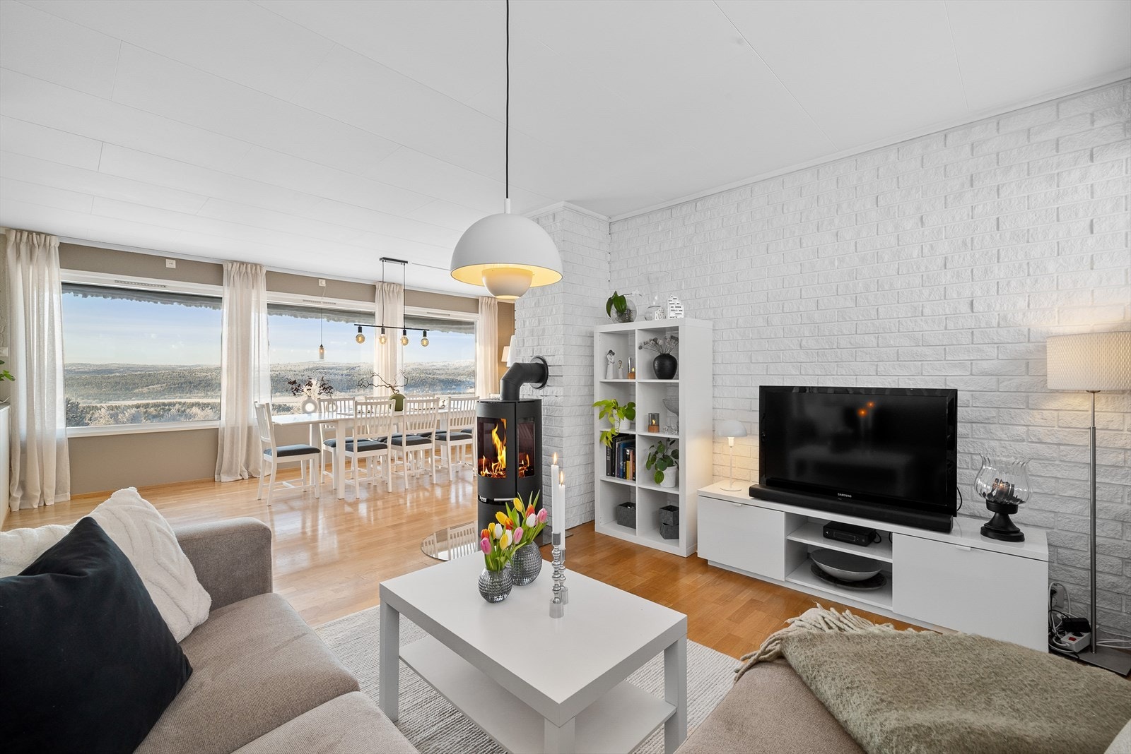 Stue og spisestue i 1. etasje. Legg merke til utsikten gjennom de store vindusflatene. Galleribilde