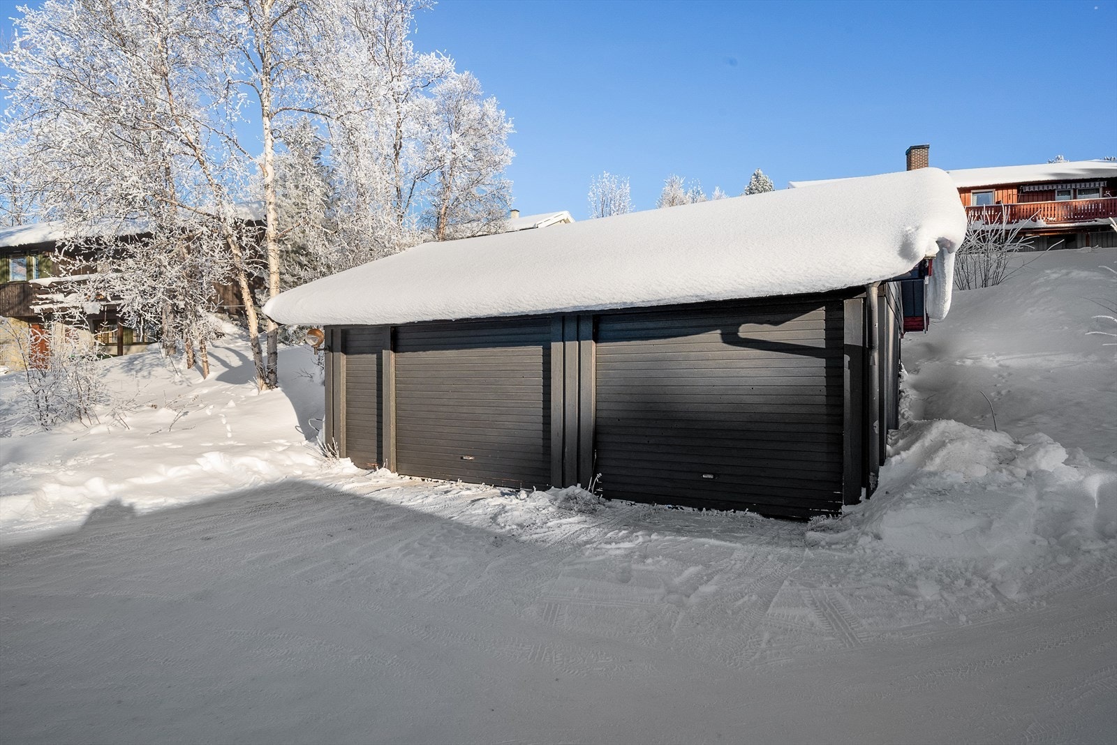 Boligen disponerer (tinglyst rettighet) halvparten av en dobbelgarasje som står sør for Bersvensarabben 5. Galleribilde