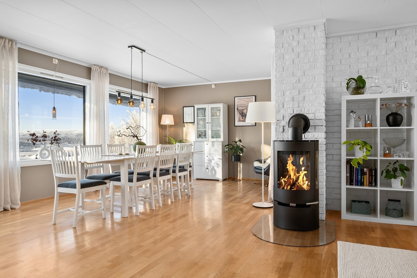 Flott vedovn på stua. I tillegg er det varmepumpe i trappa mellom 1.etasje og sokkeletasjen. Galleribilde