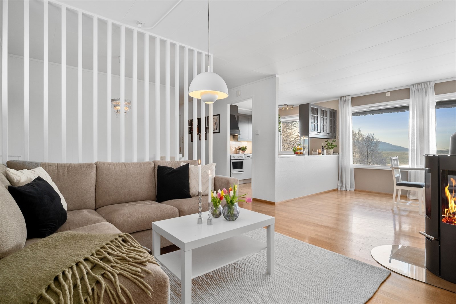 Fra stue mot kjøkken. Galleribilde