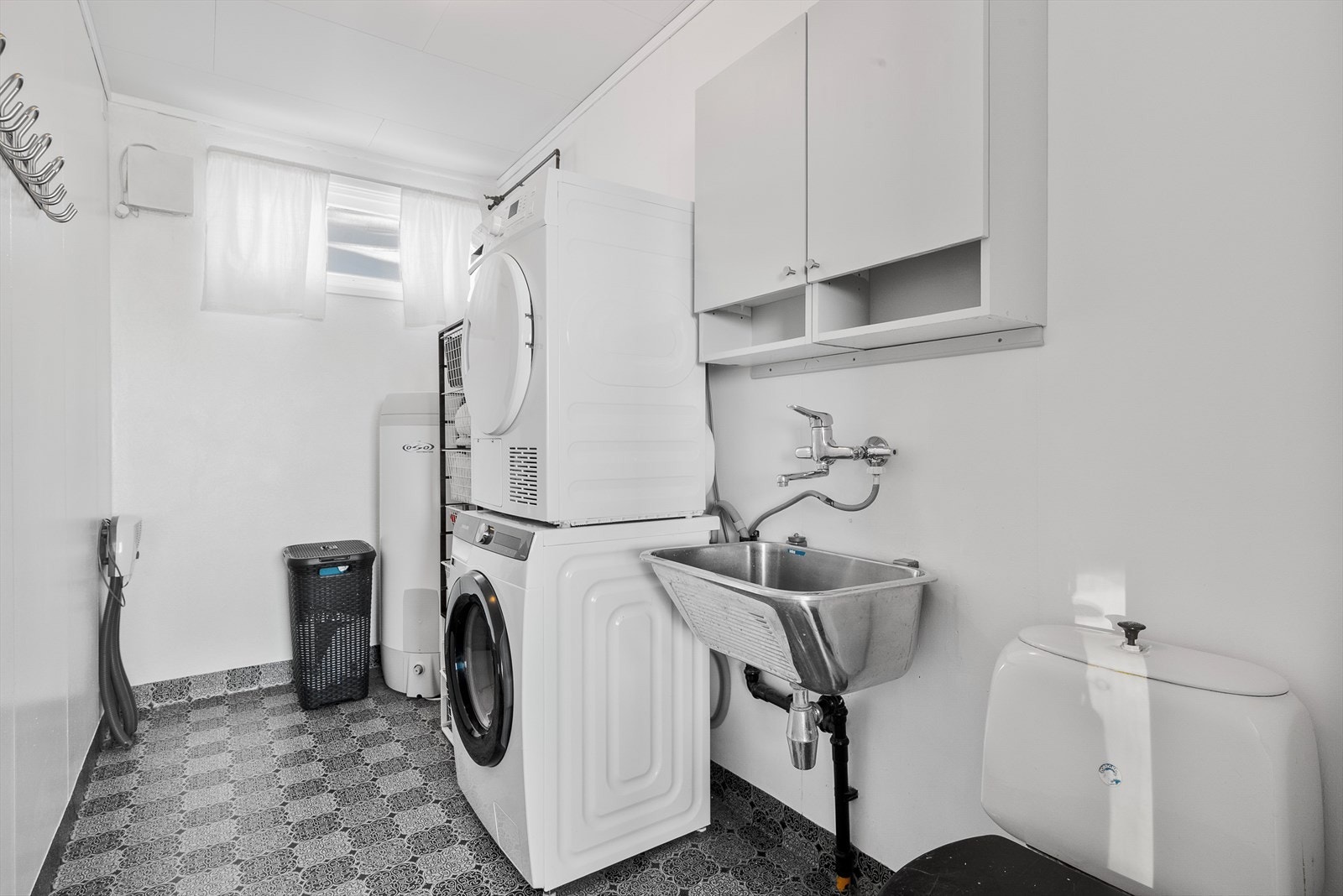 Vaskerom i sokkelen. Galleribilde