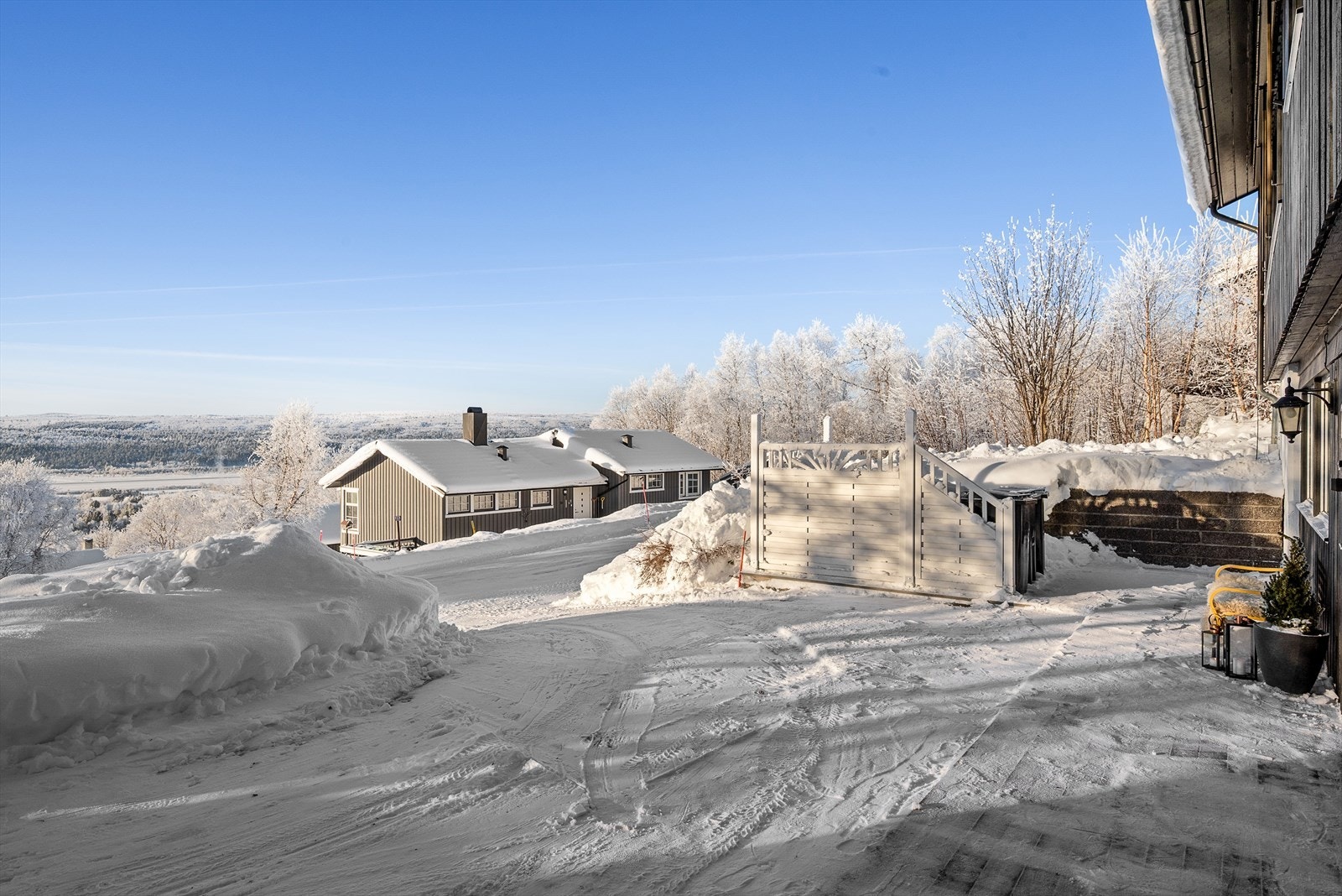 Gårdsplassen. Galleribilde