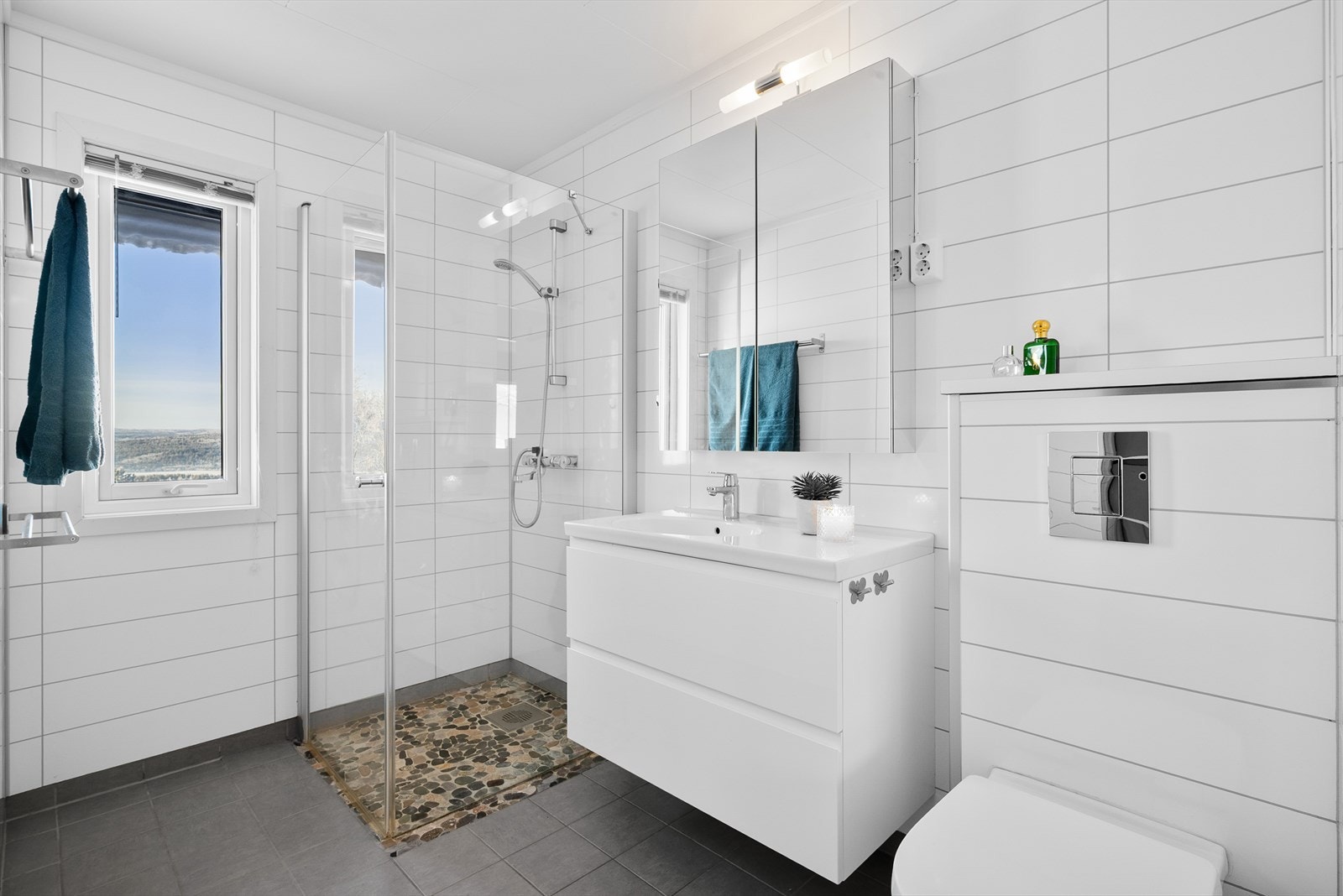 Pent bad i 1. etasje med dusjhjørne, servant og wc. Galleribilde