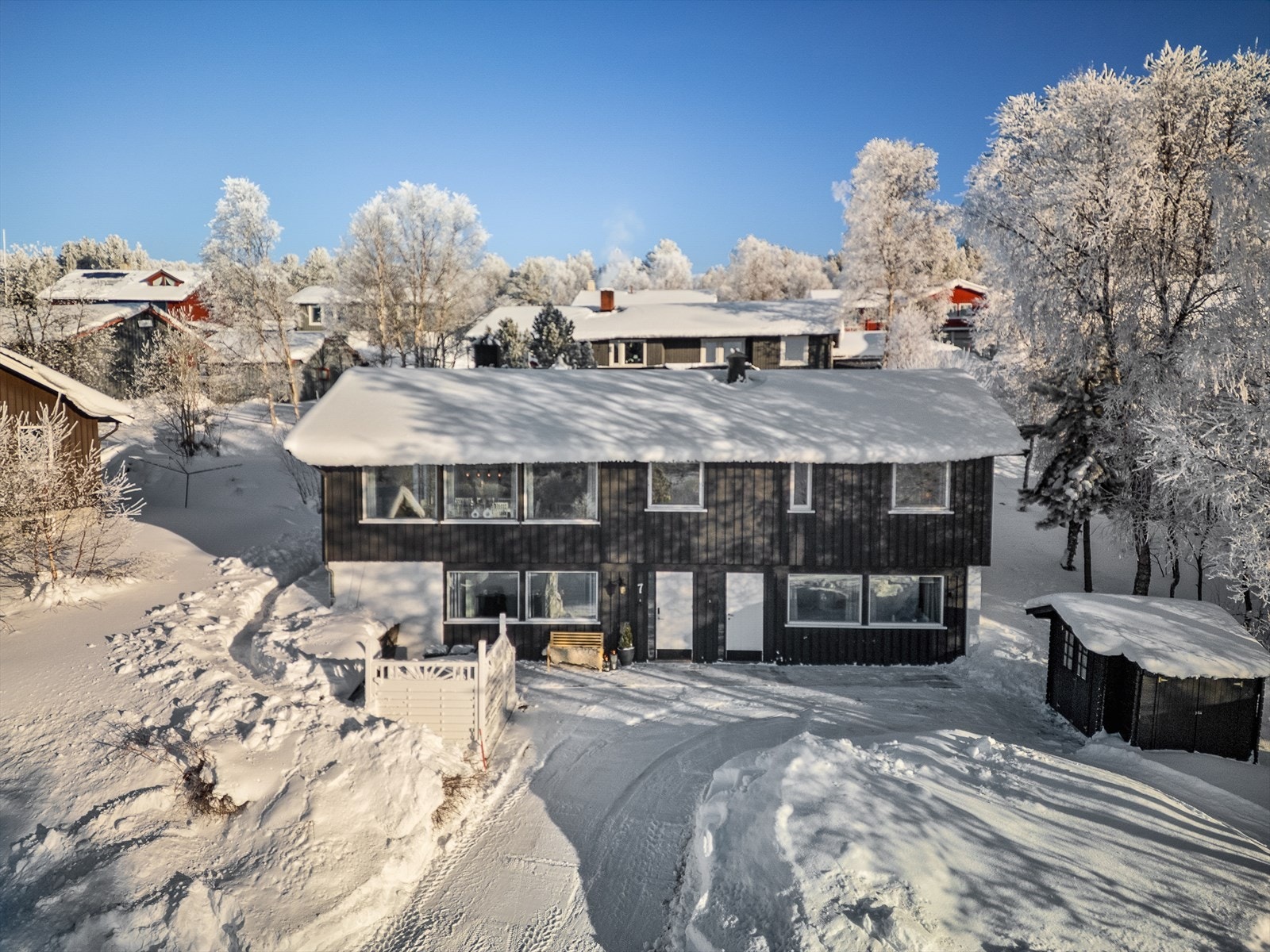 Innholdsrik enebolig med attraktiv beliggenhet i Vola. Boligen har en egen utleiedel i sokkelen som er utleid for kr 6.700,- pr.mnd. Galleribilde