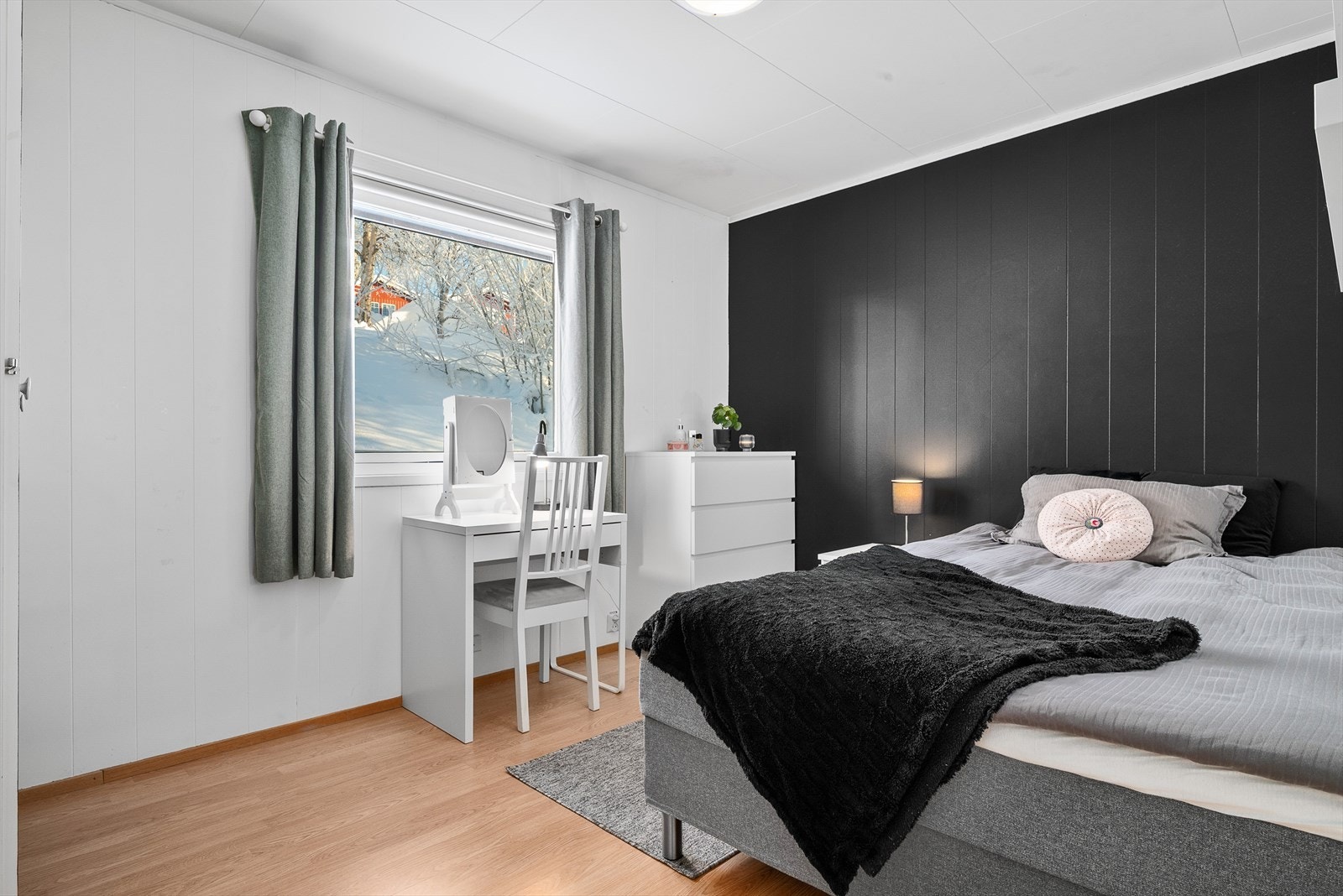 Boligen har tre soverom i hoveddelen. Alle i 1. etasje. Her vises soverom 1. Galleribilde