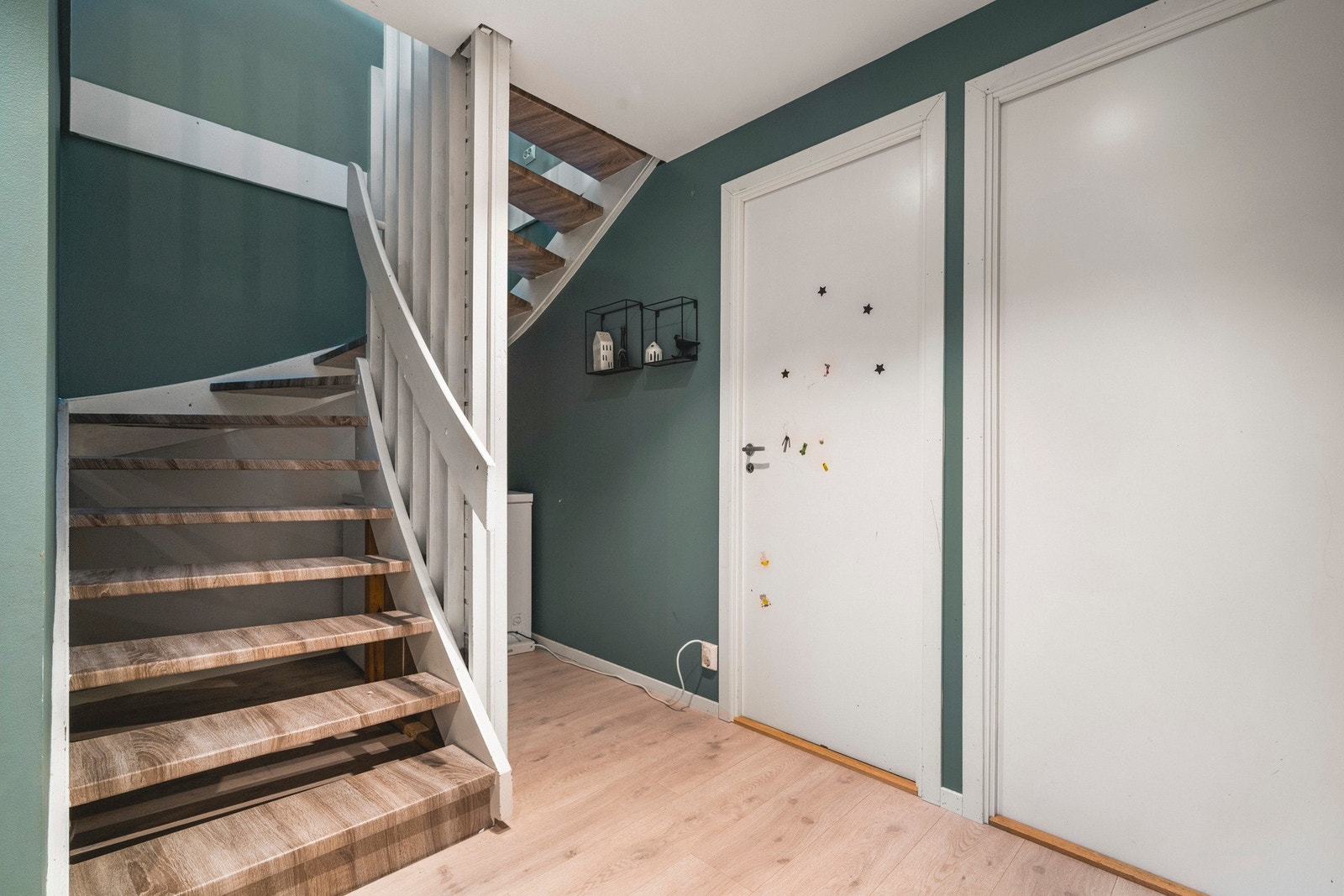 I etasjen har du et praktisk, separat vaskerom på 3,2 kvm, også pusset opp i 2019. Galleribilde