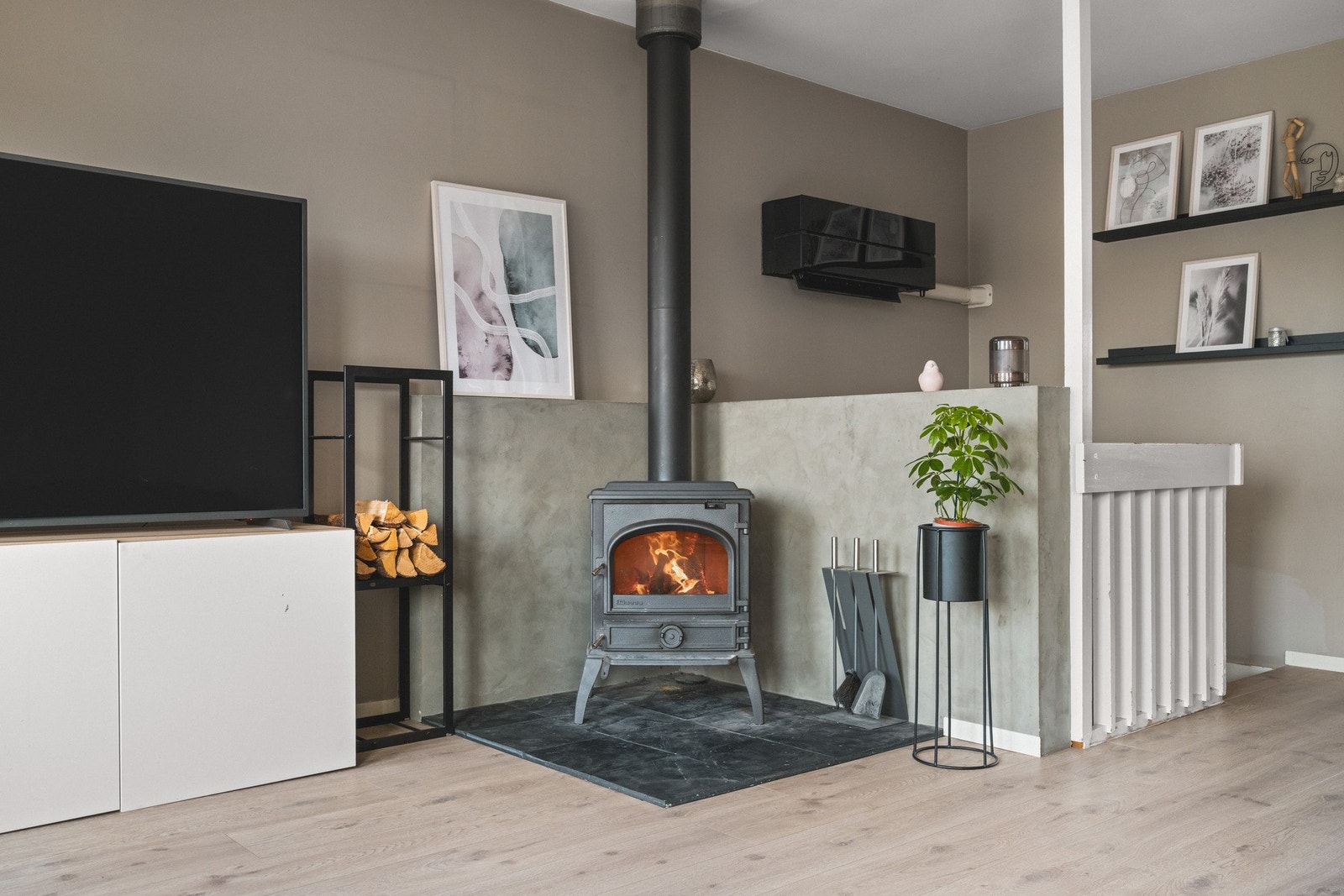 Vedovnen skaper en koselig hjemmefølelse på kalde vinterkvelder. Galleribilde