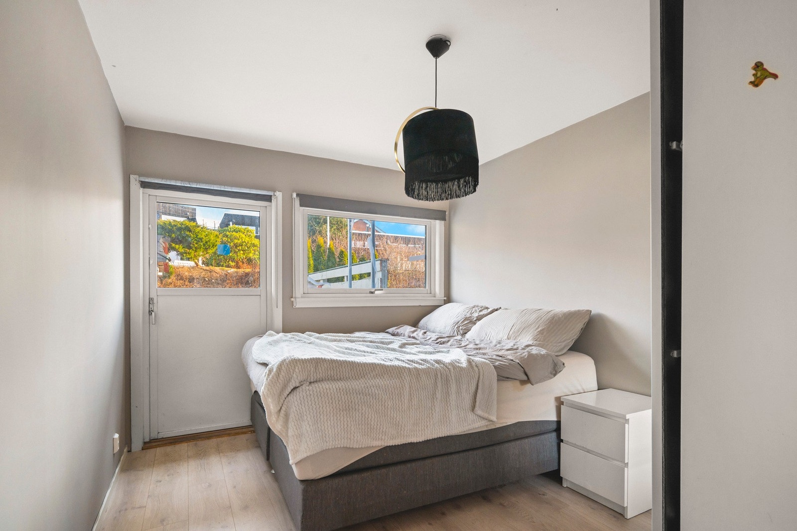 I denne etasjen finner vi tre ulike soverom, bad og vaskerom. Galleribilde