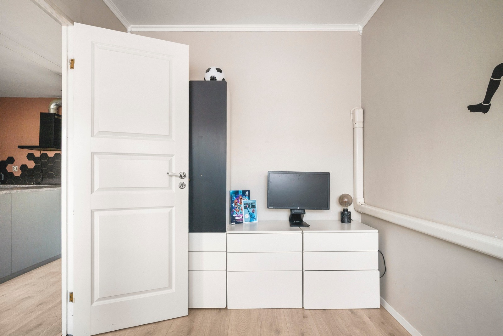 Etasjens soverom er av god størrelse og måler 8,2 kvm. Galleribilde