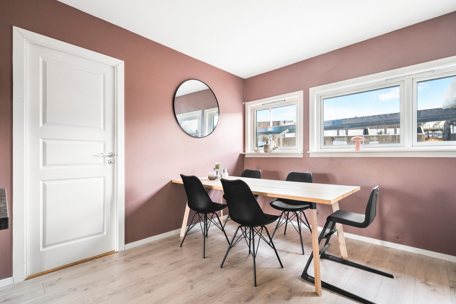 Du har også plass til en hyggelig spisegruppe. Galleribilde