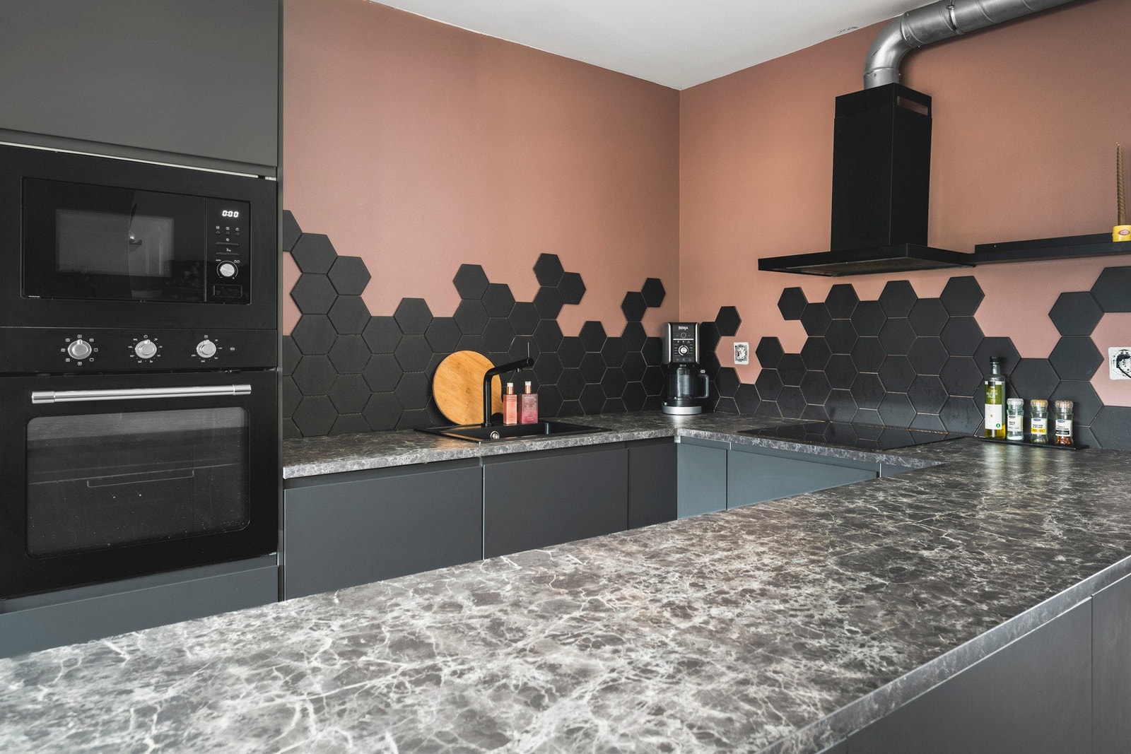 Kjøkkenet har godt med arbeids- og oppbevaringsplass. Galleribilde