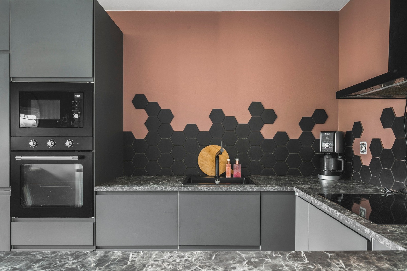 Kjøkkeninnredningen består av slette fronter, laminat benkeplate, over benkeplaten er det benyttet fliser, oppvaskkum og ventilator. Galleribilde