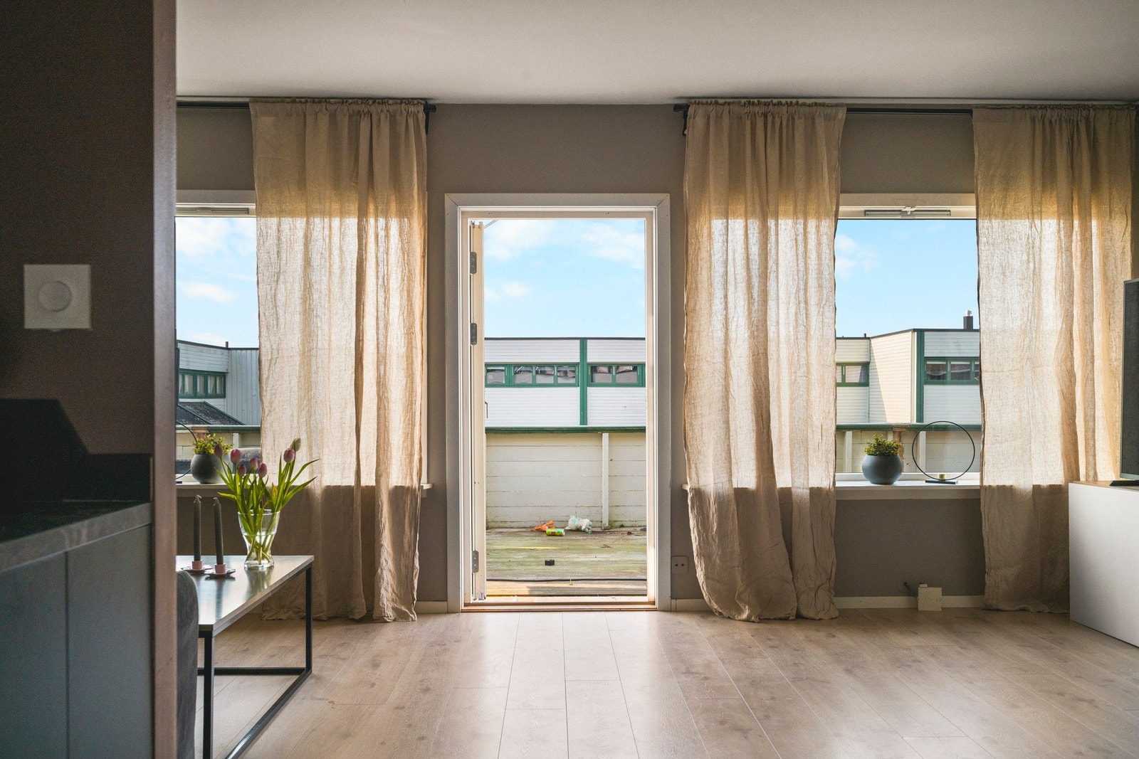 Her er det lagt et lyst laminatgulv. Galleribilde