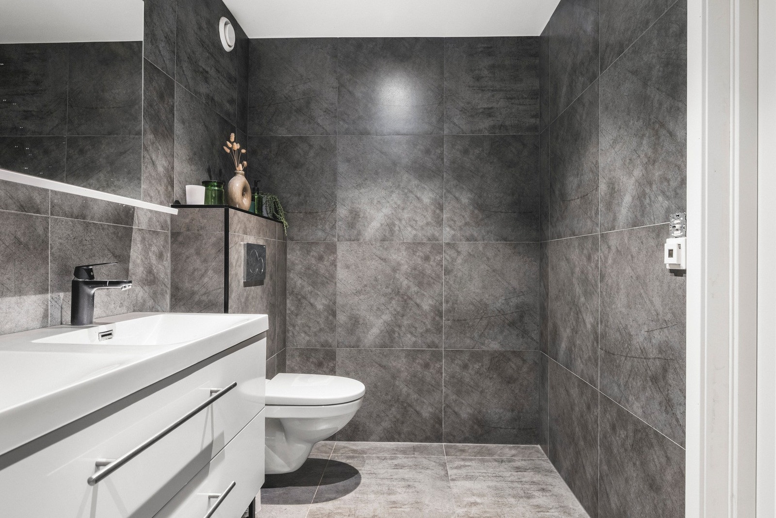 Her ble det pusset opp i 2019, og badet har moderne baderomsmøbler. Galleribilde