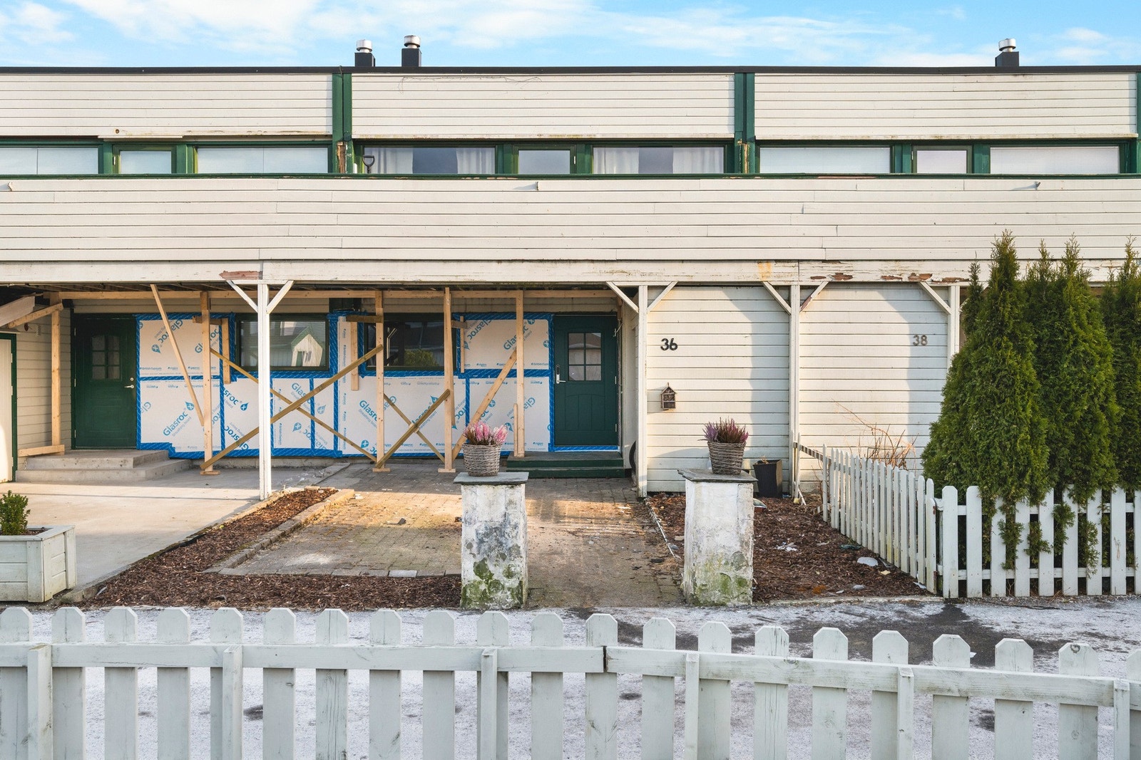 Hageområde på fremsiden av boligen har stort potensiale. Galleribilde