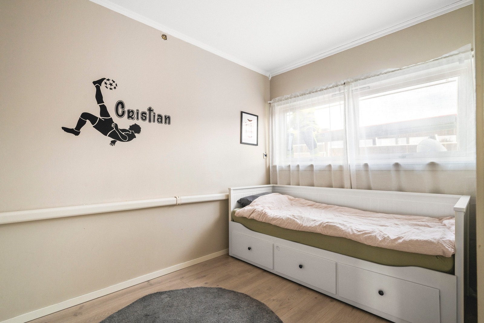 Her har du god plass til seng, nattbord og garderobe. Galleribilde