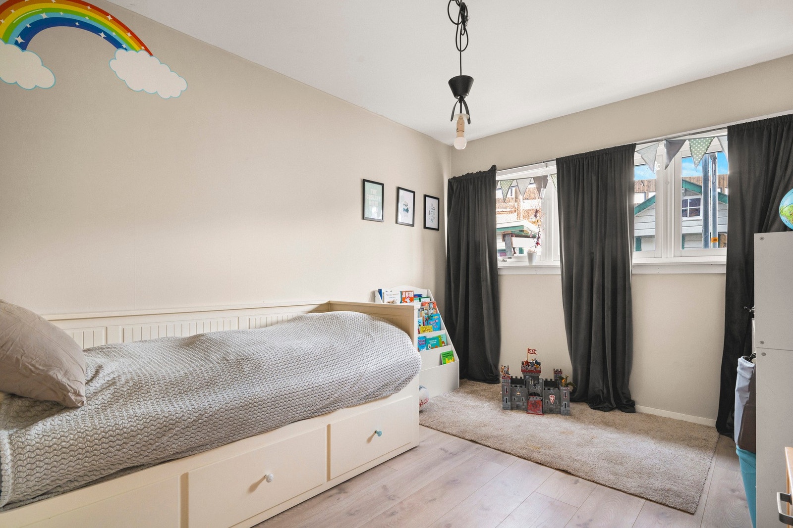 Rommene kan enkelt innredes med dobbeltseng/enkeltseng, nattbord og garderobeløsning. Galleribilde