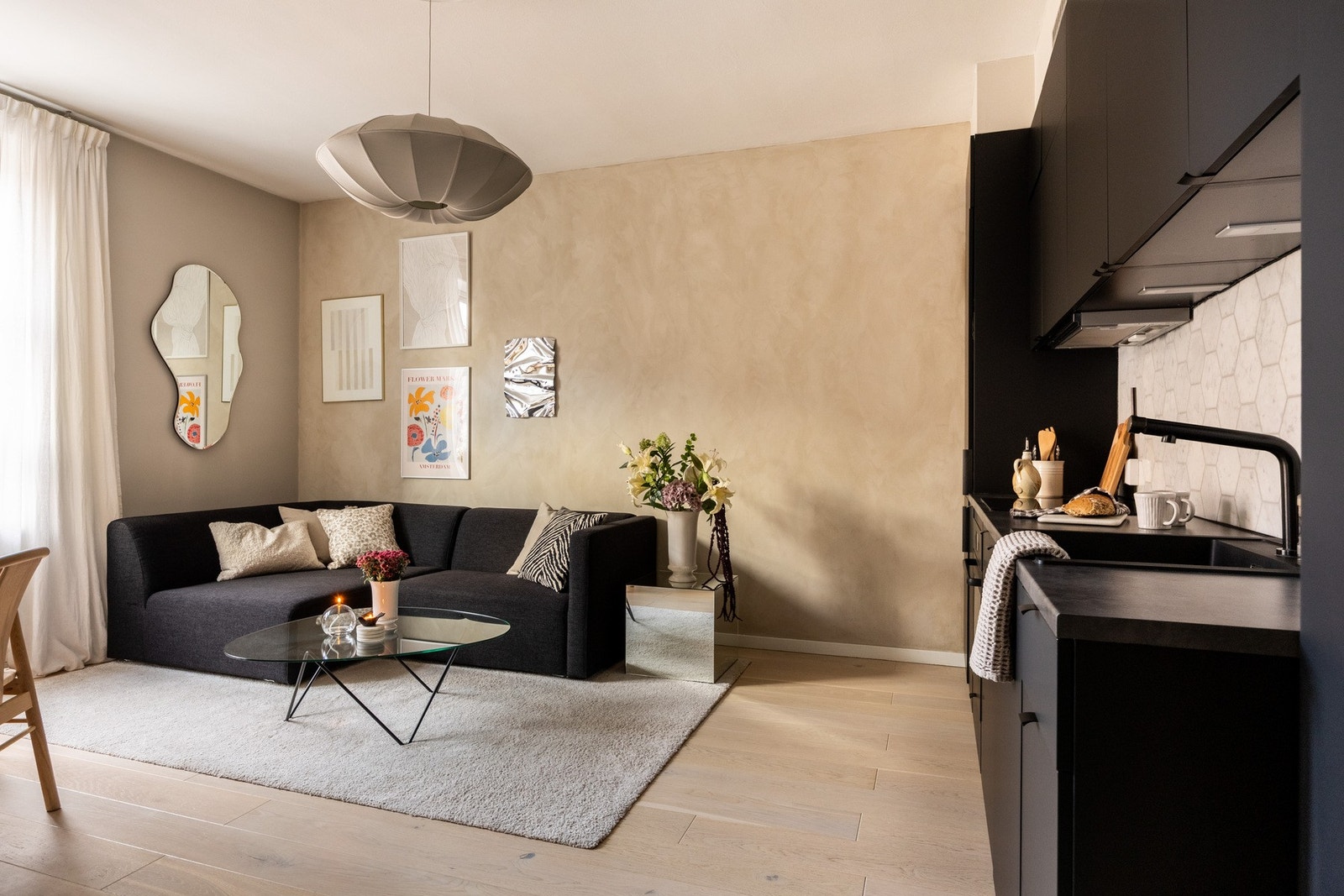 Leiligheten byr på flere gode kvaliteter med praktisk planløsning, romslig soverom og moderne standard. Galleribilde