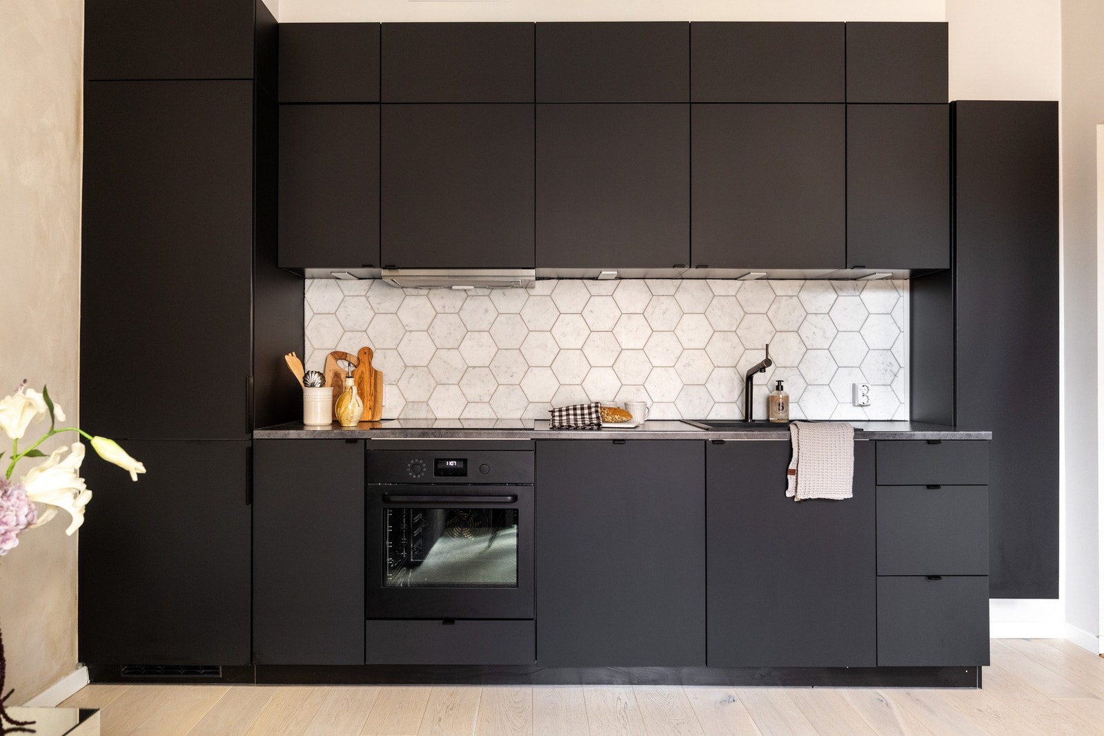 Sosialt og luftig kjøkken med gjennomtenkte og praktiske løsninger, samt rikelig med skap- og benkeplass. Galleribilde