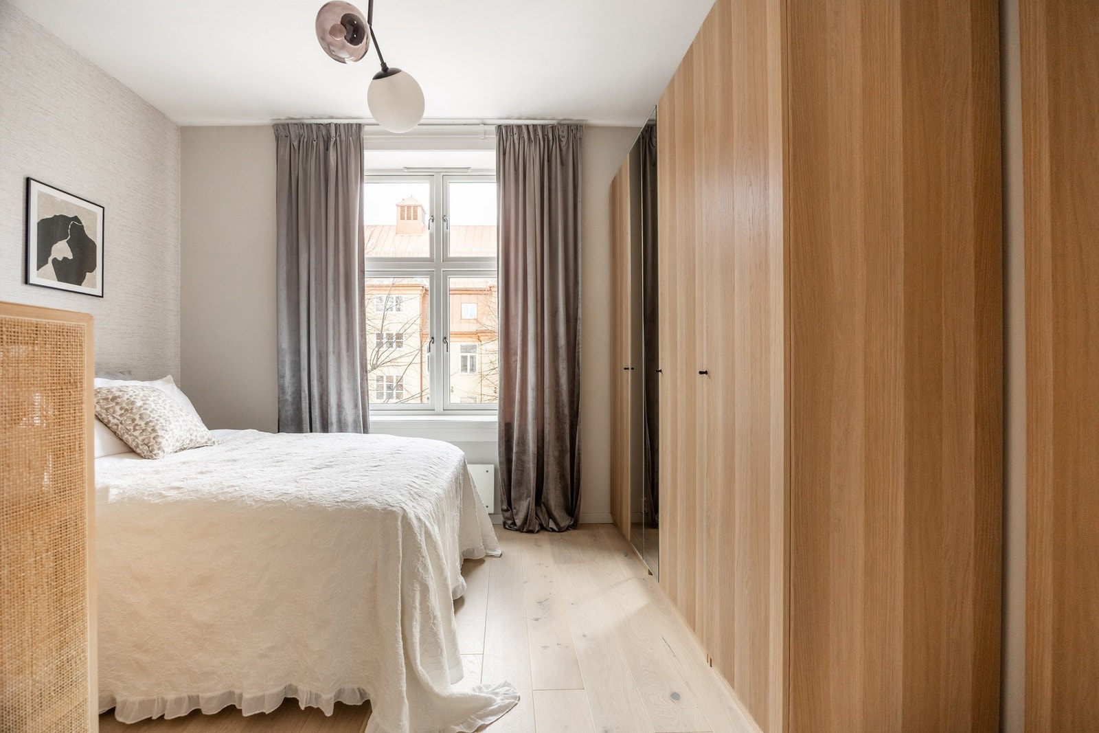 Romslig soverom med plass til stor dobbelseng og gode oppbevaringsløsninger. Galleribilde