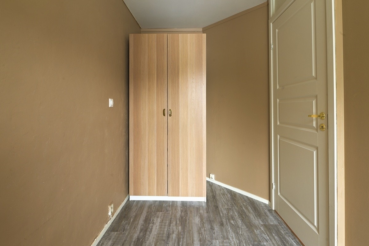 Soverom 2 har også godt med oppbevaringsplass i garderobeskap. Galleribilde