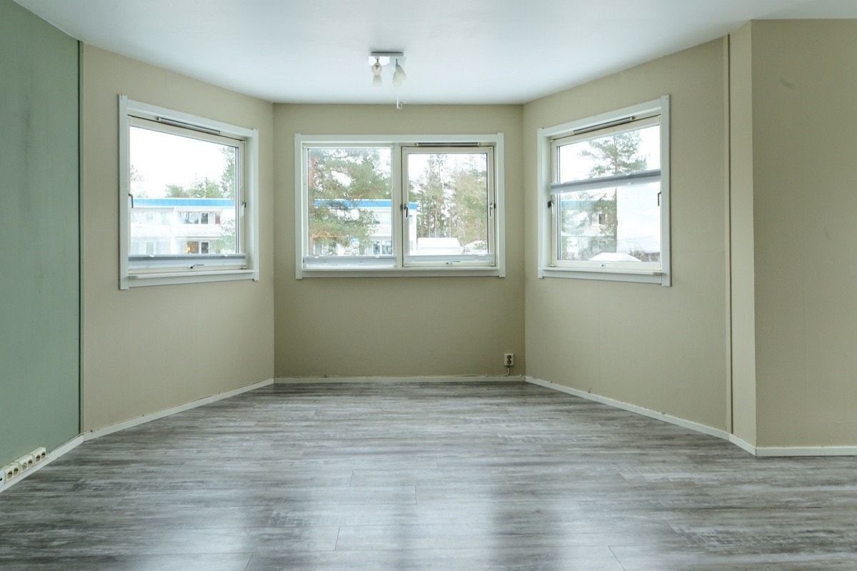 Stuen er et lyst og behagelig samlingspunkt med god plass til både avslapning og sosiale stunder. Galleribilde