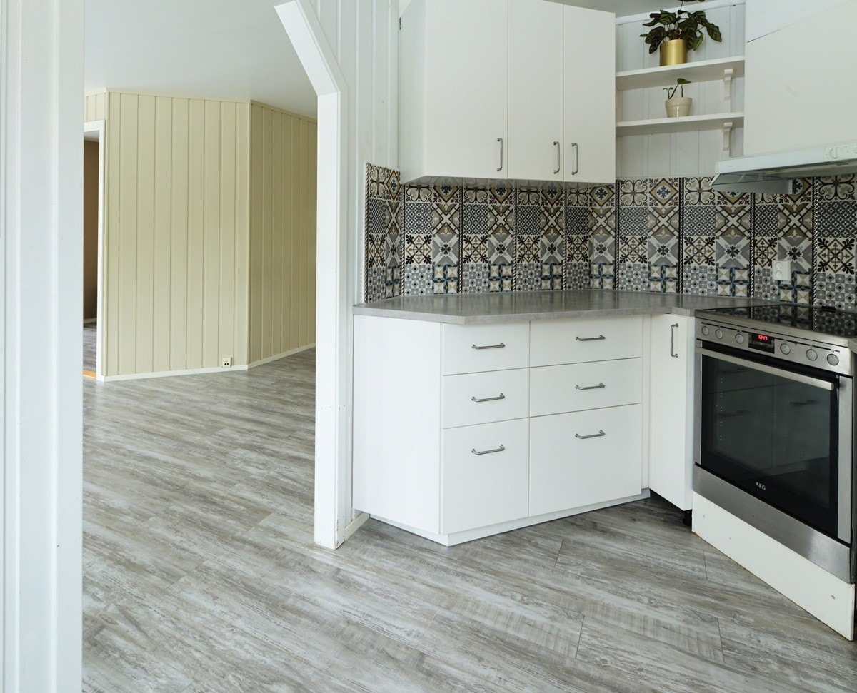 Kjøkkenet er praktisk utformet med god skap- og benkeplass. Galleribilde