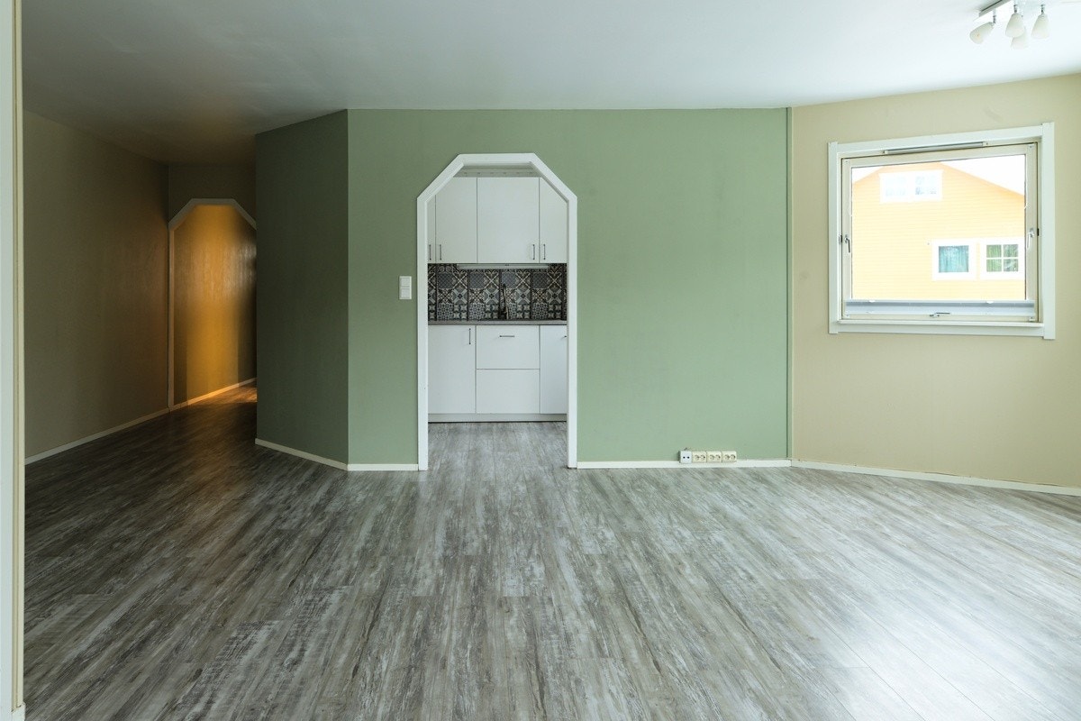 Kjøkkenet ligger i separat rom, men fremdeles åpent og sosialt inn mot stuen. Galleribilde