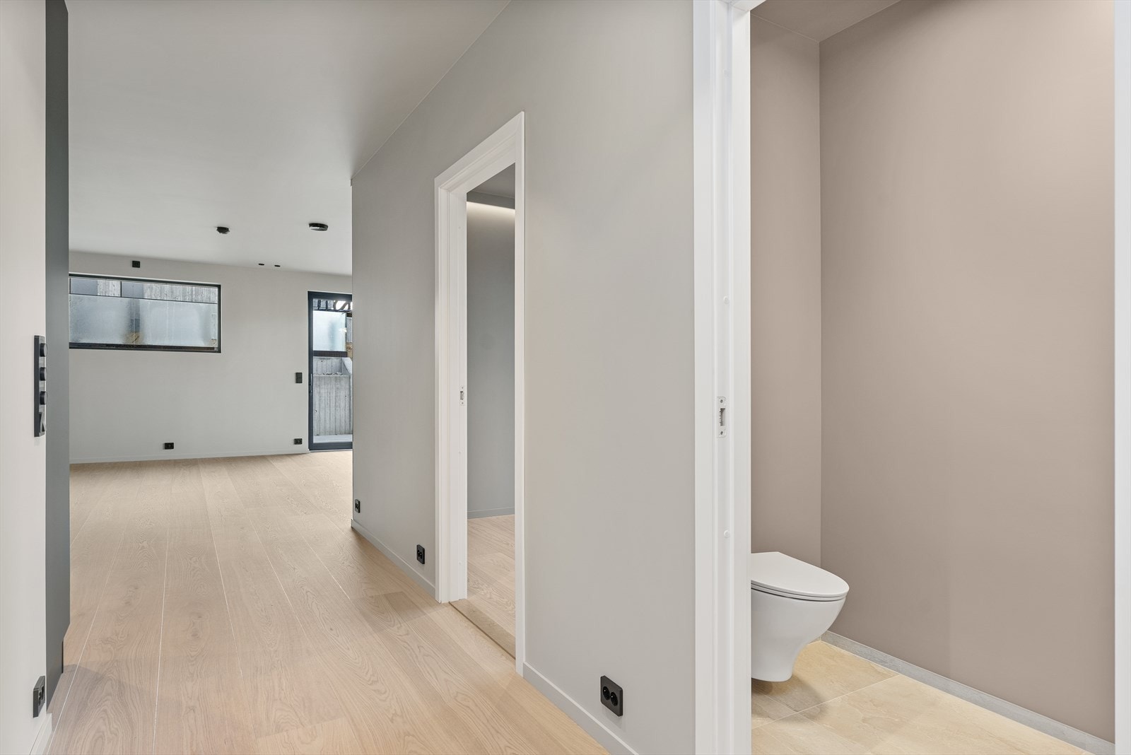 Hovedetasjen består i helhet av 2 soverom, bad, toalett rom, teknisk rom, gang og stue/kjøkken Galleribilde