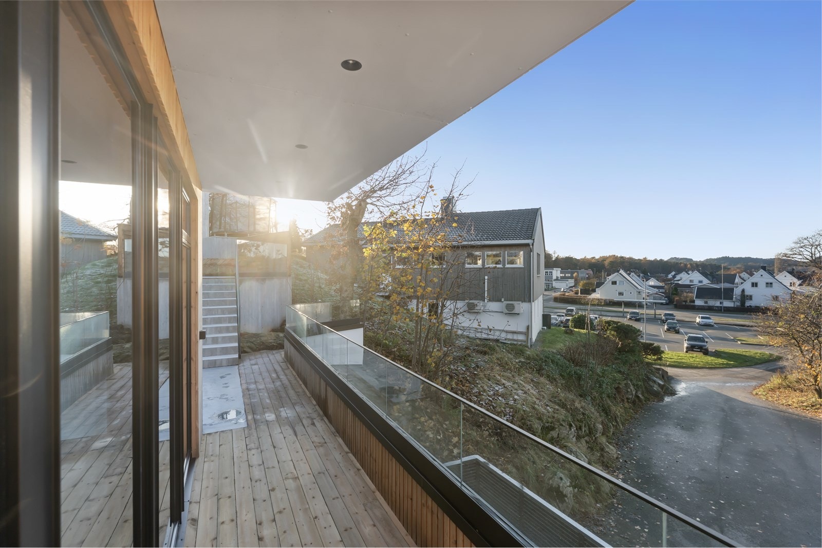 Det asfalterte området hører til naboeiendommen, her opplyses det om at det reises garasje for naboeiendommen. Galleribilde