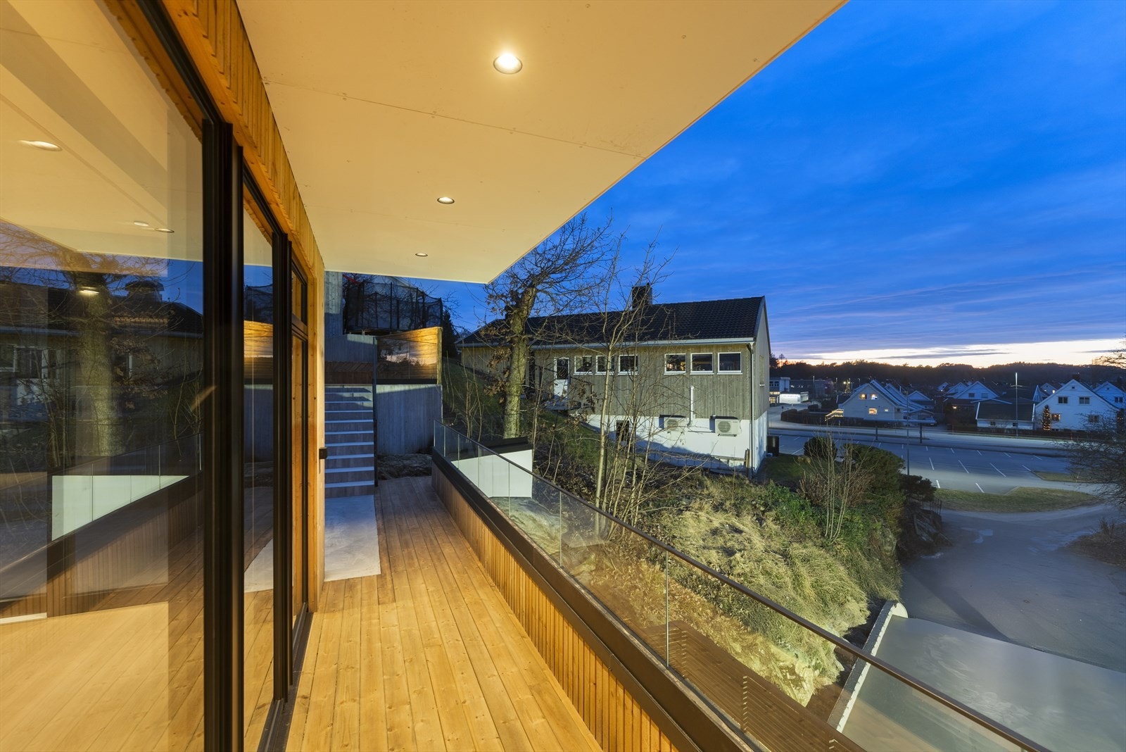 På bildet ser man sålen til naboeiendommens garasje Galleribilde