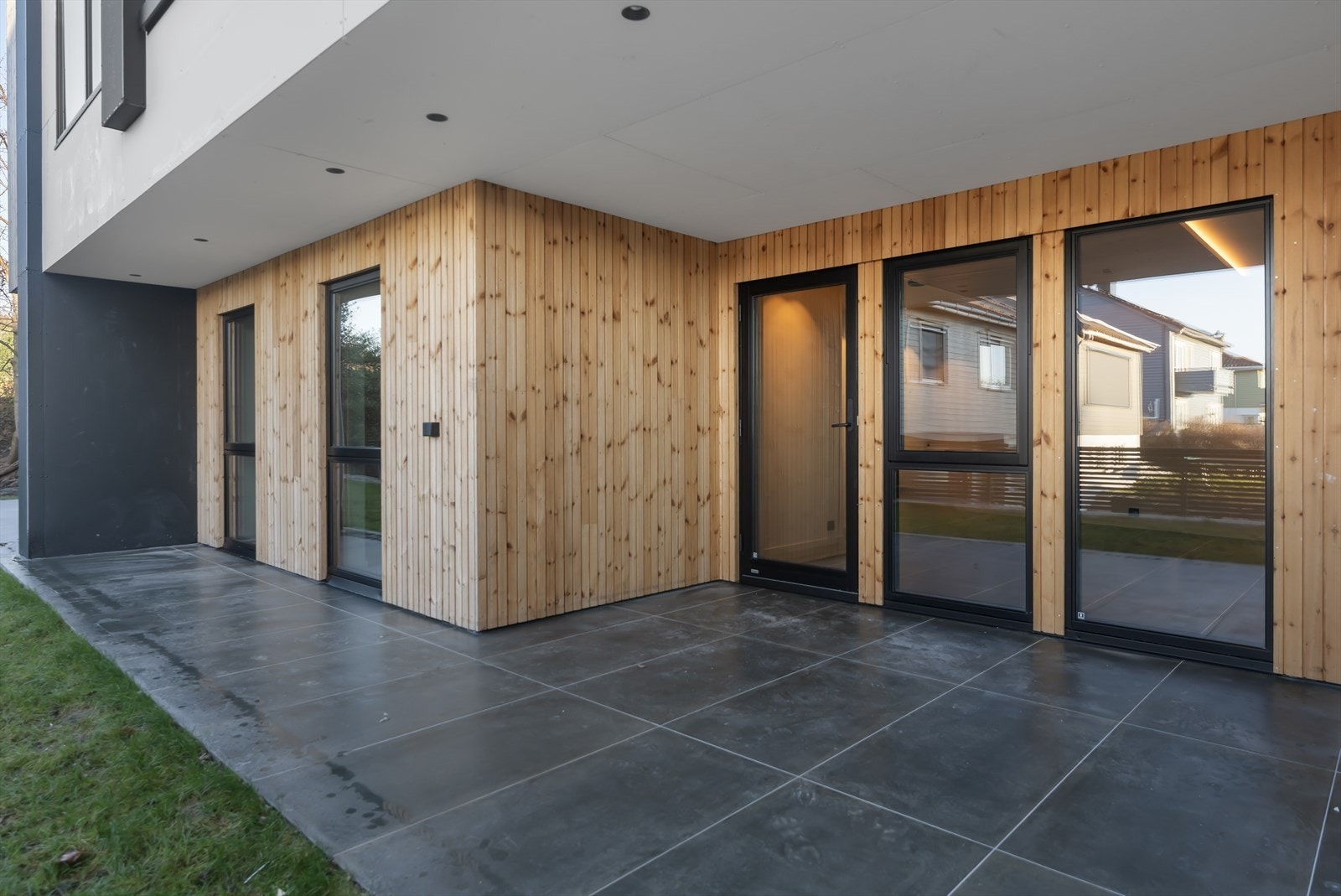 Dør fra stue i underetasjen leder direkte til uteområdet i front av boligen Galleribilde